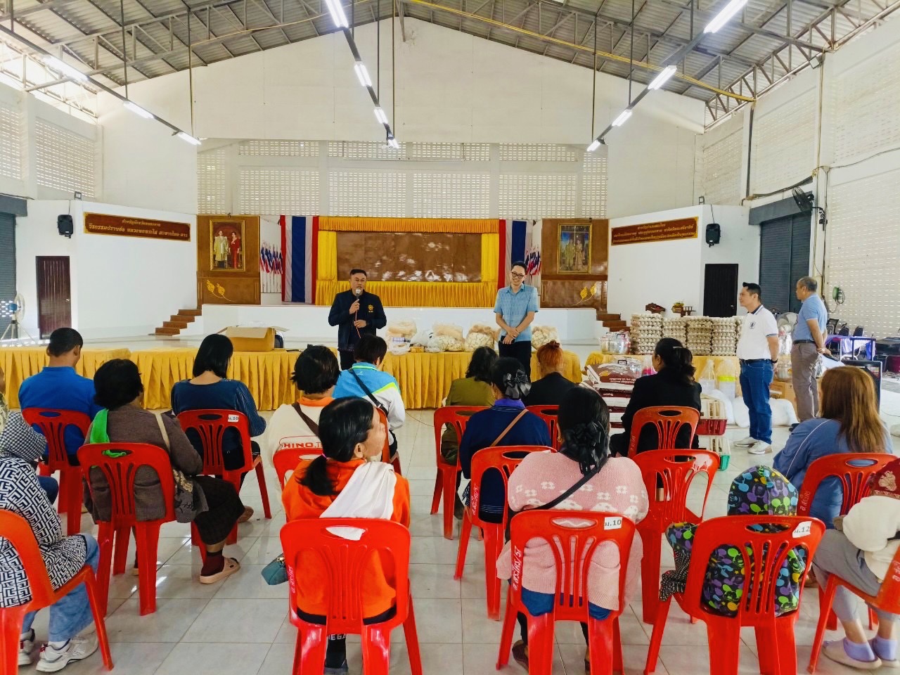 พช.หนองคาย ดำเนินโครงการพัฒนาและยกระดับคุณภาพชีวิตครัวเรือนยากจน ตามแนวทางสัมมาชีพชุมชนสู่ความยั่งยืน กิจกรรมย่อยที่ 3 สนับสนุนวัสดุสาธิตอาชีพตามความถนัดของกลุ่มเป้าหมาย ภายใต้โครงการสืบสานภูมิปัญญาพัฒนาเศรษฐกิจฐานรากสู่ความยั่งยืน พื้นที่ อำเภอสระใคร อำเภอท่าบ่อ และอำเภอเมืองหนองคาย