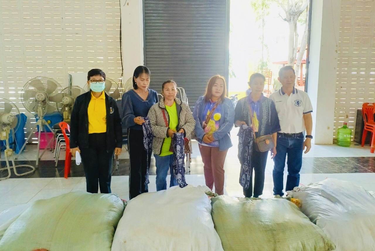 พช.หนองคาย ดำเนินโครงการพัฒนาและยกระดับคุณภาพชีวิตครัวเรือนยากจน ตามแนวทางสัมมาชีพชุมชนสู่ความยั่งยืน กิจกรรมย่อยที่ 3 สนับสนุนวัสดุสาธิตอาชีพตามความถนัดของกลุ่มเป้าหมาย ภายใต้โครงการสืบสานภูมิปัญญาพัฒนาเศรษฐกิจฐานรากสู่ความยั่งยืน พื้นที่ อำเภอสระใคร อำเภอท่าบ่อ และอำเภอเมืองหนองคาย