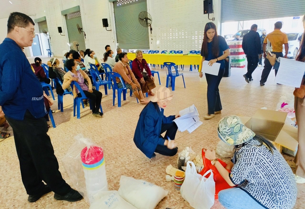 พช.หนองคาย ดำเนินโครงการพัฒนาและยกระดับคุณภาพชีวิตครัวเรือนยากจน ตามแนวทางสัมมาชีพชุมชนสู่ความยั่งยืน กิจกรรมย่อยที่ 3 สนับสนุนวัสดุสาธิตอาชีพตามความถนัดของกลุ่มเป้าหมาย ภายใต้โครงการสืบสานภูมิปัญญาพัฒนาเศรษฐกิจฐานรากสู่ความยั่งยืน พื้นที่ อำเภอสระใคร อำเภอท่าบ่อ และอำเภอเมืองหนองคาย