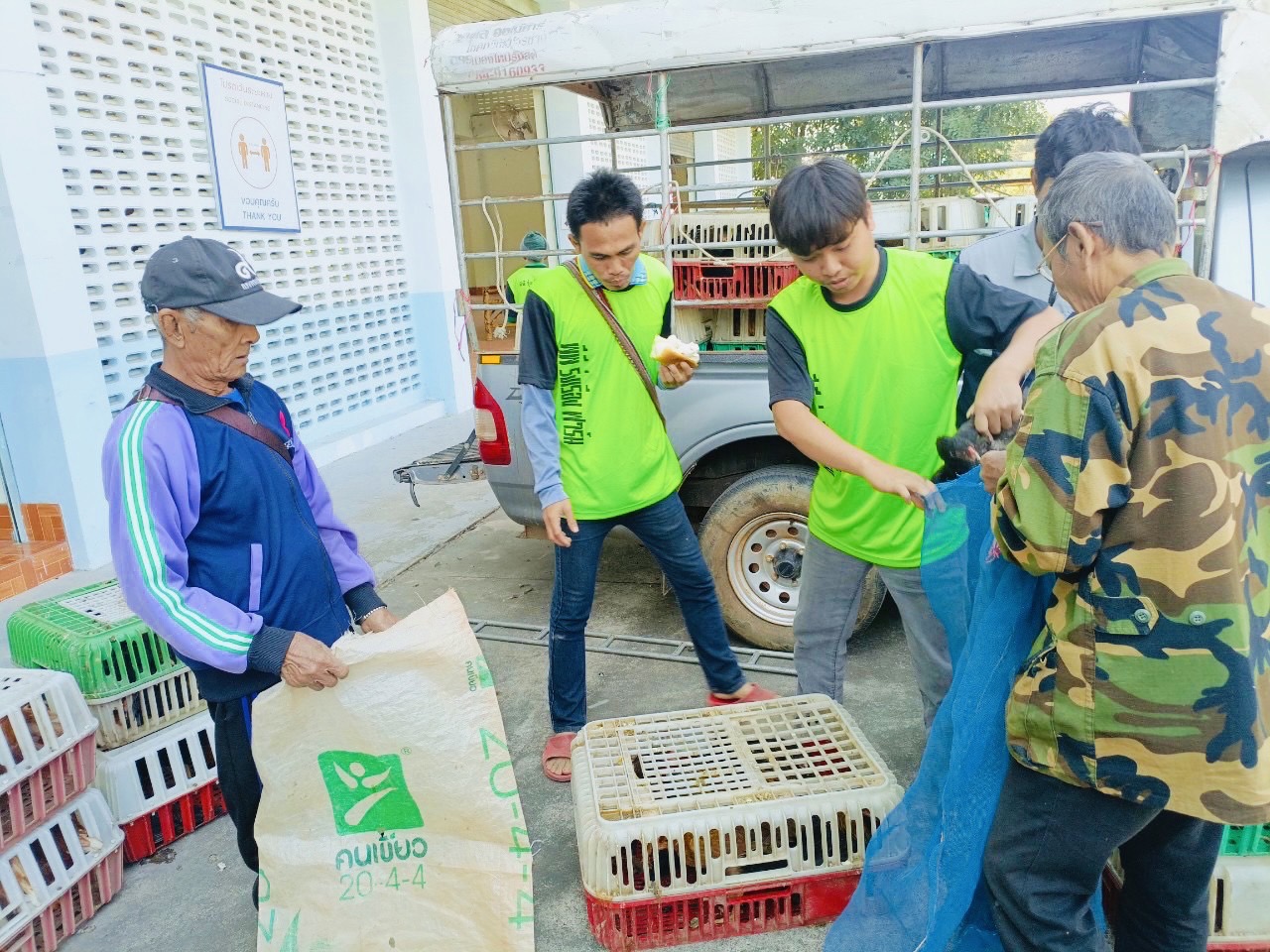 พช.หนองคาย ดำเนินโครงการพัฒนาและยกระดับคุณภาพชีวิตครัวเรือนยากจน ตามแนวทางสัมมาชีพชุมชนสู่ความยั่งยืน กิจกรรมย่อยที่ 3 สนับสนุนวัสดุสาธิตอาชีพตามความถนัดของกลุ่มเป้าหมาย ภายใต้โครงการสืบสานภูมิปัญญาพัฒนาเศรษฐกิจฐานรากสู่ความยั่งยืน พื้นที่ อำเภอสระใคร อำเภอท่าบ่อ และอำเภอเมืองหนองคาย