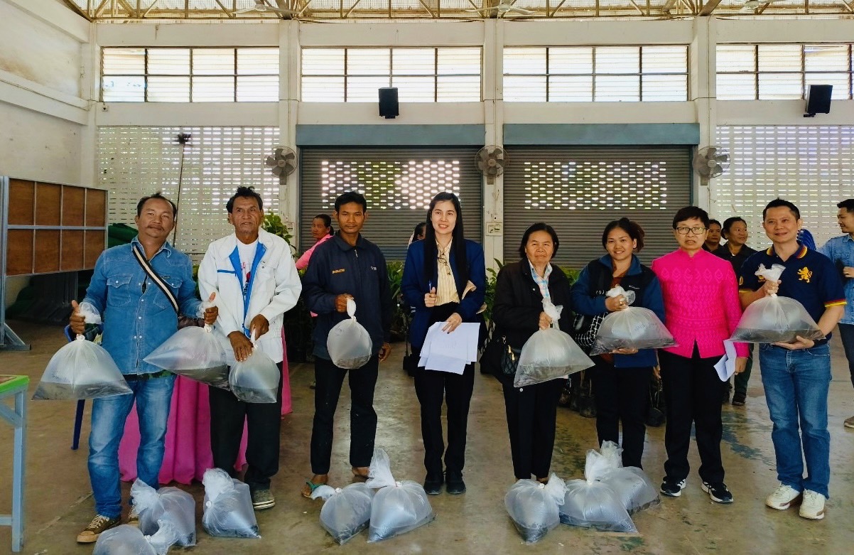 พช.หนองคาย ดำเนินโครงการพัฒนาและยกระดับคุณภาพชีวิตครัวเรือนยากจน ตามแนวทางสัมมาชีพชุมชนสู่ความยั่งยืน กิจกรรมย่อยที่ 3 สนับสนุนวัสดุสาธิตอาชีพตามความถนัดของกลุ่มเป้าหมาย ภายใต้โครงการสืบสานภูมิปัญญาพัฒนาเศรษฐกิจฐานรากสู่ความยั่งยืน