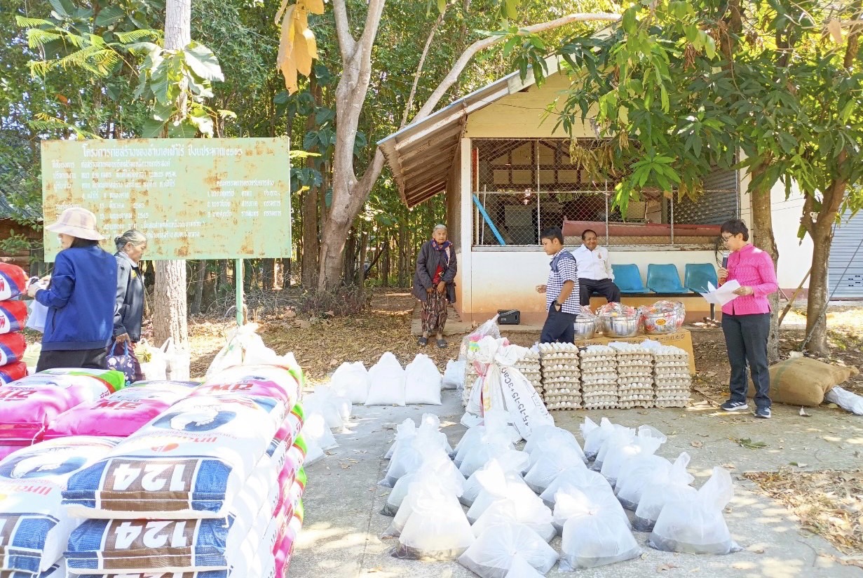 พช.หนองคาย ดำเนินโครงการพัฒนาและยกระดับคุณภาพชีวิตครัวเรือนยากจน ตามแนวทางสัมมาชีพชุมชนสู่ความยั่งยืน กิจกรรมย่อยที่ 3 สนับสนุนวัสดุสาธิตอาชีพตามความถนัดของกลุ่มเป้าหมาย ภายใต้โครงการสืบสานภูมิปัญญาพัฒนาเศรษฐกิจฐานรากสู่ความยั่งยืน