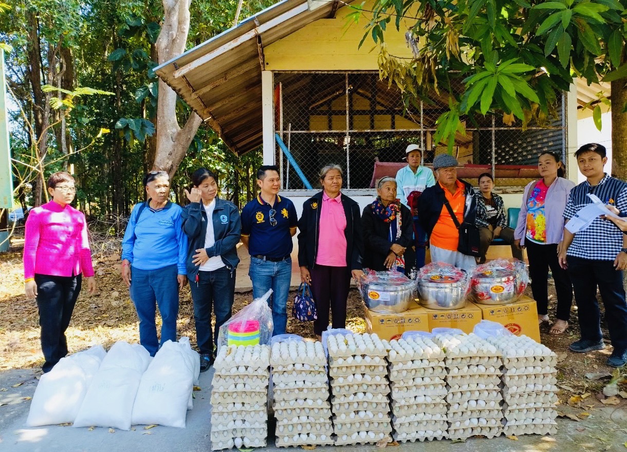 พช.หนองคาย ดำเนินโครงการพัฒนาและยกระดับคุณภาพชีวิตครัวเรือนยากจน ตามแนวทางสัมมาชีพชุมชนสู่ความยั่งยืน กิจกรรมย่อยที่ 3 สนับสนุนวัสดุสาธิตอาชีพตามความถนัดของกลุ่มเป้าหมาย ภายใต้โครงการสืบสานภูมิปัญญาพัฒนาเศรษฐกิจฐานรากสู่ความยั่งยืน