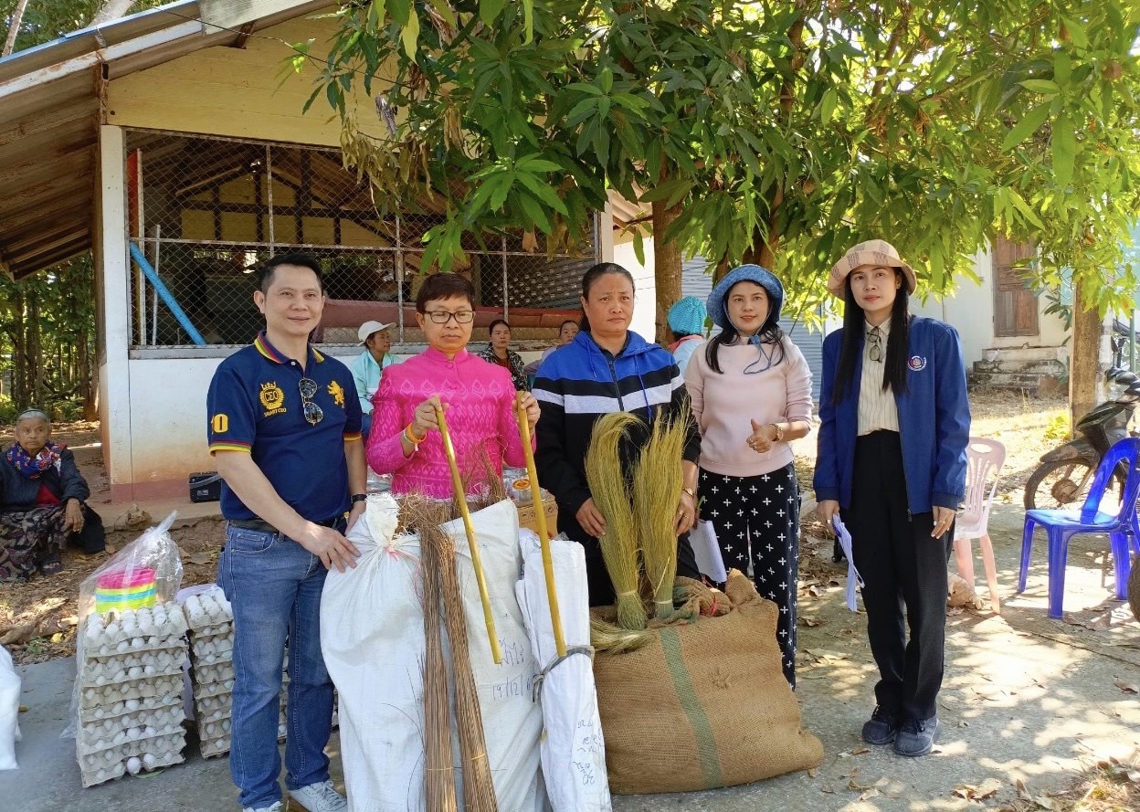 พช.หนองคาย ดำเนินโครงการพัฒนาและยกระดับคุณภาพชีวิตครัวเรือนยากจน ตามแนวทางสัมมาชีพชุมชนสู่ความยั่งยืน กิจกรรมย่อยที่ 3 สนับสนุนวัสดุสาธิตอาชีพตามความถนัดของกลุ่มเป้าหมาย ภายใต้โครงการสืบสานภูมิปัญญาพัฒนาเศรษฐกิจฐานรากสู่ความยั่งยืน