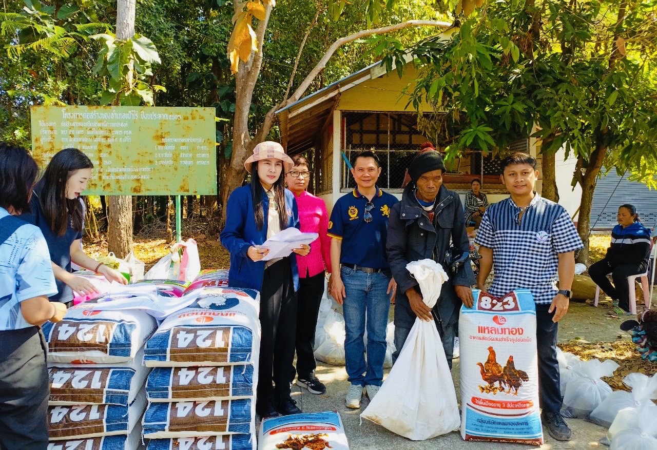 พช.หนองคาย ดำเนินโครงการพัฒนาและยกระดับคุณภาพชีวิตครัวเรือนยากจน ตามแนวทางสัมมาชีพชุมชนสู่ความยั่งยืน กิจกรรมย่อยที่ 3 สนับสนุนวัสดุสาธิตอาชีพตามความถนัดของกลุ่มเป้าหมาย ภายใต้โครงการสืบสานภูมิปัญญาพัฒนาเศรษฐกิจฐานรากสู่ความยั่งยืน