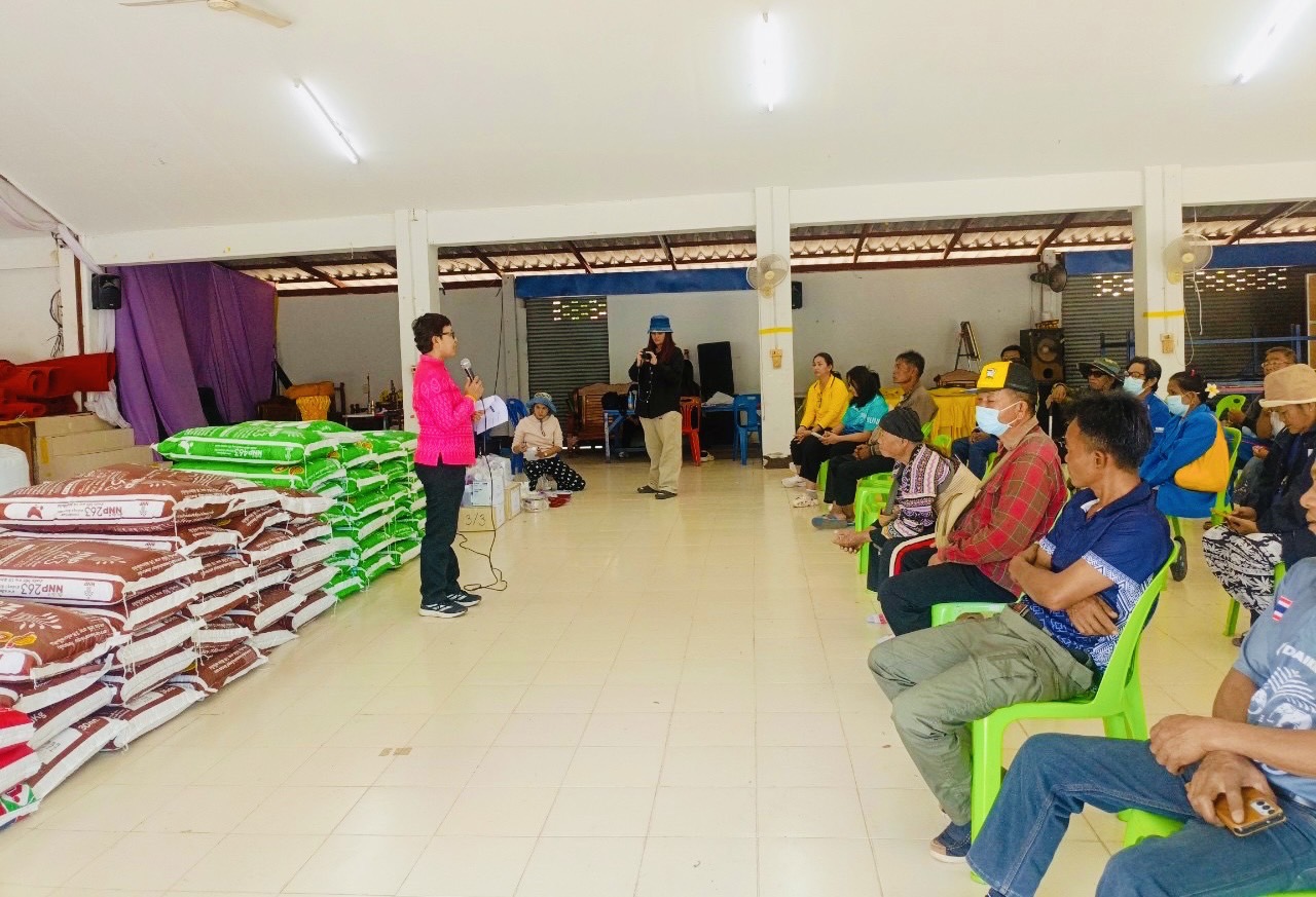 พช.หนองคาย ดำเนินโครงการพัฒนาและยกระดับคุณภาพชีวิตครัวเรือนยากจน ตามแนวทางสัมมาชีพชุมชนสู่ความยั่งยืน กิจกรรมย่อยที่ 3 สนับสนุนวัสดุสาธิตอาชีพตามความถนัดของกลุ่มเป้าหมาย ภายใต้โครงการสืบสานภูมิปัญญาพัฒนาเศรษฐกิจฐานรากสู่ความยั่งยืน