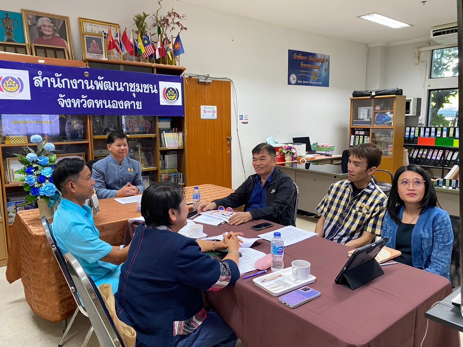 สำนักงานพัฒนาชุมชนจังหวัดหนองคาย ร่วมรับชมรับฟังการประชุมชี้แจงแนวทางการตรวจประเมินศักยภาพศูนย์เรียนรู้การพัฒนาคุณภาพชีวิตตามหลักทฤษฎีใหม่ ประยุกต์สู่ “โคก หนอง นา” ผ่านระบบวีดิทัศน์ทางไกล (Video Conference)