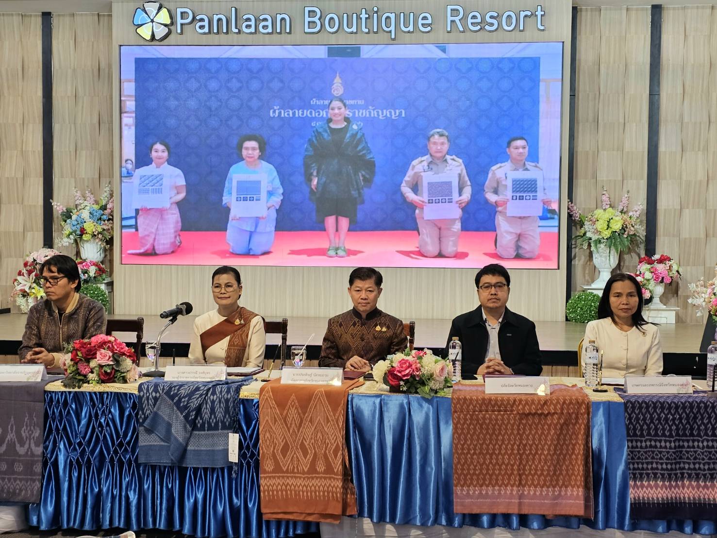 พช.หนองคาย จับมือ 34 หน่วยงาน ร่วมลงนาม MOU ดันศูนย์สืบสานภูมิปัญญาผ้าพื้นถิ่น “พญานาคา“ สู่ความยั่งยืน