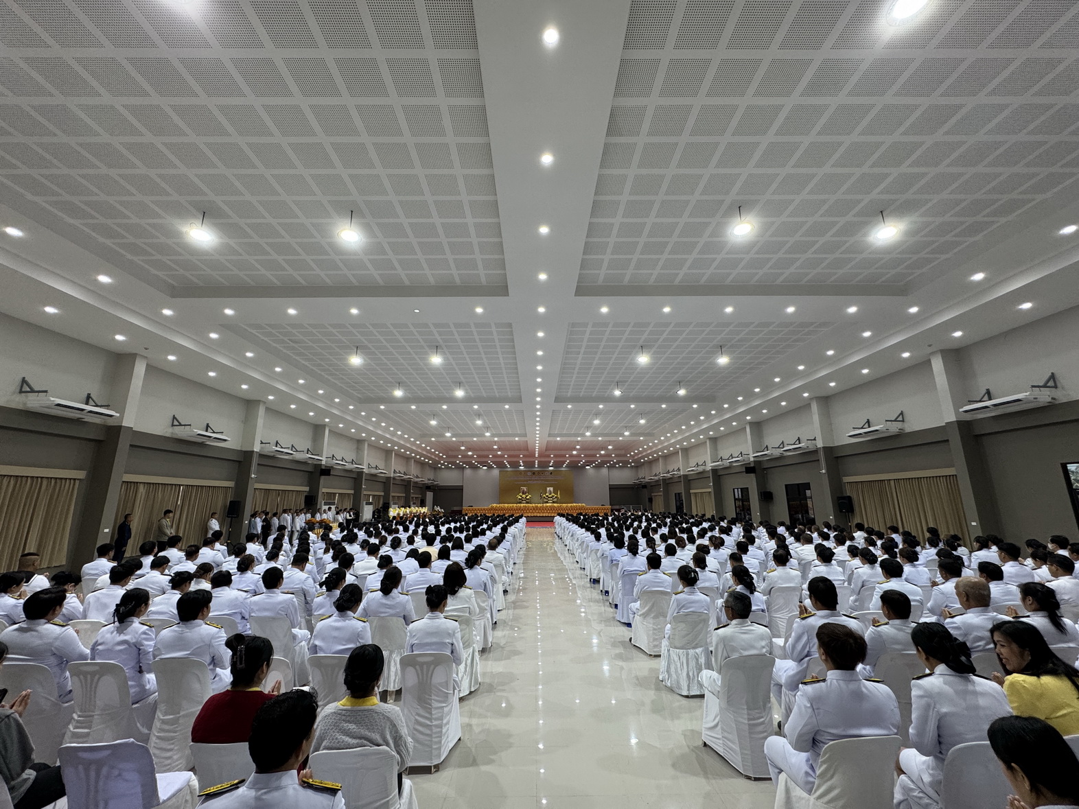 พช.หนองคาย ร่วมพิธีเจริญพระพุทธมนต์ พิธีทางศาสนามหามงคล และทำบุญตักบาตรถวายพระราชกุศล เพื่อเฉลิมพระเกียรติพระบาทสมเด็จพระเจ้าอยู่หัว เนื่องในโอกาสพระราชพิธีสมมงคลพระชนมายุเท่าพระบาทสมเด็จพระพุทธยอดฟ้าจุฬาโลกมหาราช สมเด็จพระปฐมบรมกษัตริยาธิราช แห่งพระราชวงศ์จักรี พุทธศักราช 2568