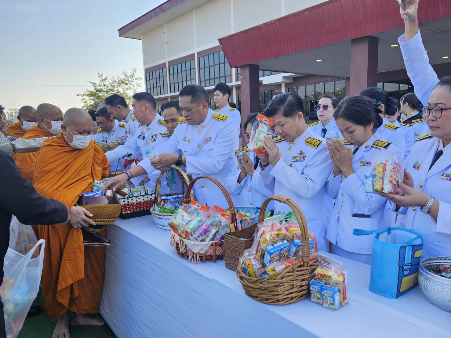 พช.หนองคาย ร่วมพิธีเจริญพระพุทธมนต์ พิธีทางศาสนามหามงคล และทำบุญตักบาตรถวายพระราชกุศล เพื่อเฉลิมพระเกียรติพระบาทสมเด็จพระเจ้าอยู่หัว เนื่องในโอกาสพระราชพิธีสมมงคลพระชนมายุเท่าพระบาทสมเด็จพระพุทธยอดฟ้าจุฬาโลกมหาราช สมเด็จพระปฐมบรมกษัตริยาธิราช แห่งพระราชวงศ์จักรี พุทธศักราช 2568