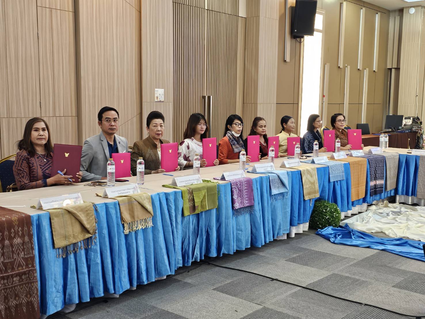 พช.หนองคาย จับมือ 34 หน่วยงาน ร่วมลงนาม MOU ดันศูนย์สืบสานภูมิปัญญาผ้าพื้นถิ่น “พญานาคา“ สู่ความยั่งยืน