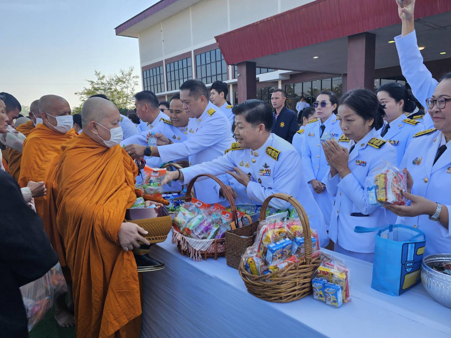 พช.หนองคาย ร่วมพิธีเจริญพระพุทธมนต์ พิธีทางศาสนามหามงคล และทำบุญตักบาตรถวายพระราชกุศล เพื่อเฉลิมพระเกียรติพระบาทสมเด็จพระเจ้าอยู่หัว เนื่องในโอกาสพระราชพิธีสมมงคลพระชนมายุเท่าพระบาทสมเด็จพระพุทธยอดฟ้าจุฬาโลกมหาราช สมเด็จพระปฐมบรมกษัตริยาธิราช แห่งพระราชวงศ์จักรี พุทธศักราช 2568