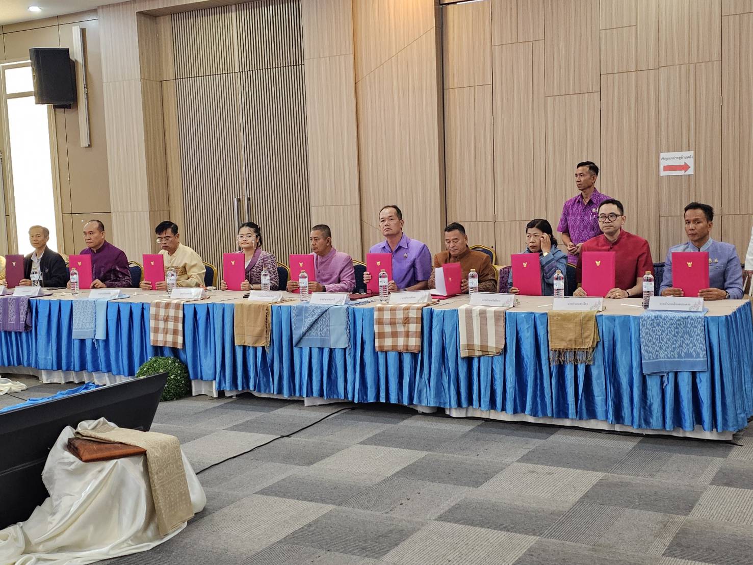 พช.หนองคาย จับมือ 34 หน่วยงาน ร่วมลงนาม MOU ดันศูนย์สืบสานภูมิปัญญาผ้าพื้นถิ่น “พญานาคา“ สู่ความยั่งยืน