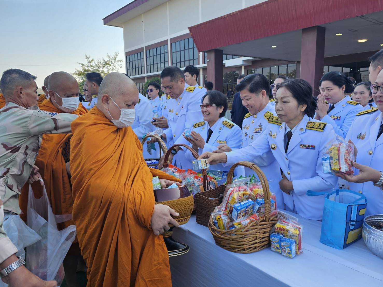 พช.หนองคาย ร่วมพิธีเจริญพระพุทธมนต์ พิธีทางศาสนามหามงคล และทำบุญตักบาตรถวายพระราชกุศล เพื่อเฉลิมพระเกียรติพระบาทสมเด็จพระเจ้าอยู่หัว เนื่องในโอกาสพระราชพิธีสมมงคลพระชนมายุเท่าพระบาทสมเด็จพระพุทธยอดฟ้าจุฬาโลกมหาราช สมเด็จพระปฐมบรมกษัตริยาธิราช แห่งพระราชวงศ์จักรี พุทธศักราช 2568