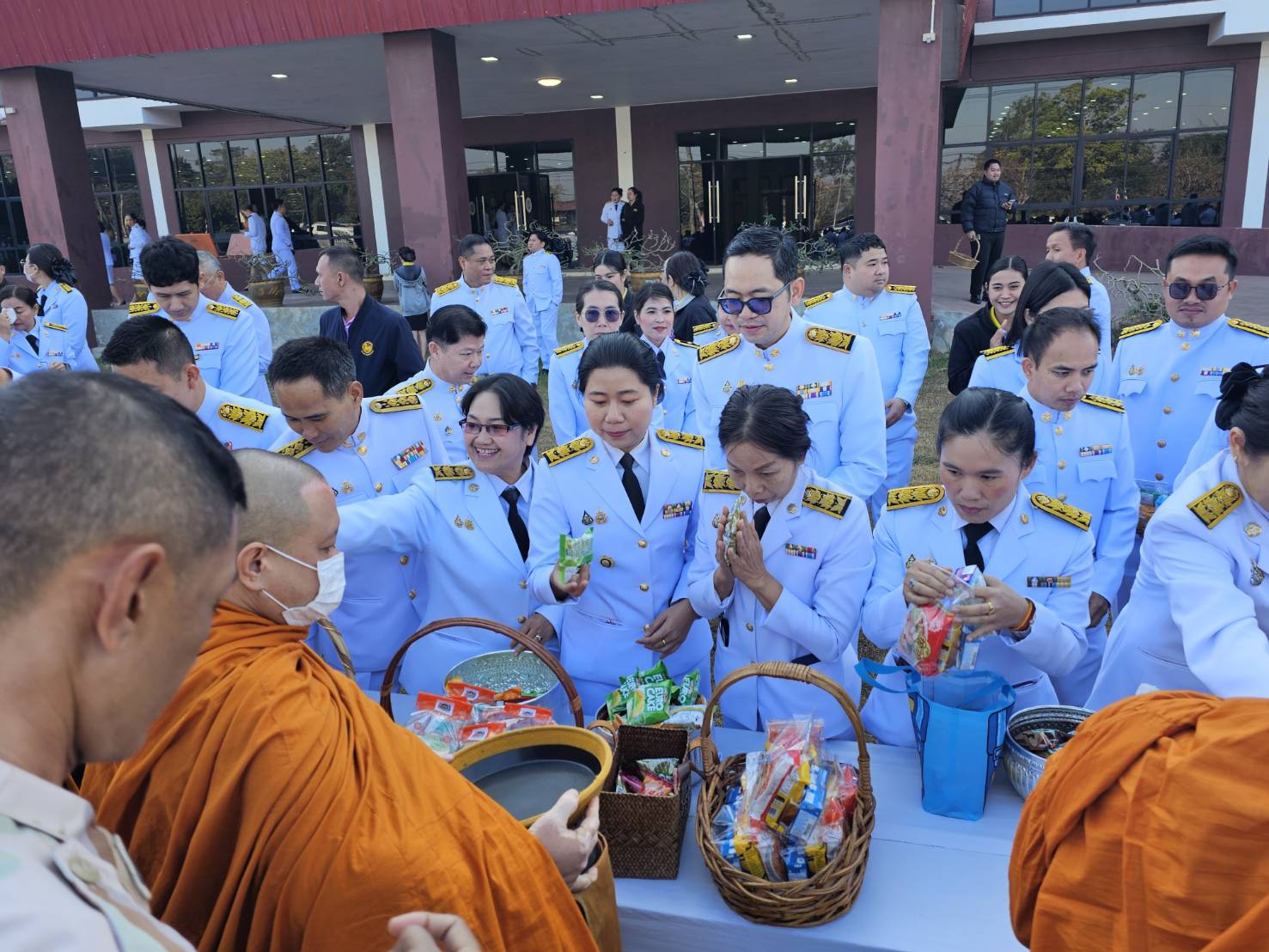 พช.หนองคาย ร่วมพิธีเจริญพระพุทธมนต์ พิธีทางศาสนามหามงคล และทำบุญตักบาตรถวายพระราชกุศล เพื่อเฉลิมพระเกียรติพระบาทสมเด็จพระเจ้าอยู่หัว เนื่องในโอกาสพระราชพิธีสมมงคลพระชนมายุเท่าพระบาทสมเด็จพระพุทธยอดฟ้าจุฬาโลกมหาราช สมเด็จพระปฐมบรมกษัตริยาธิราช แห่งพระราชวงศ์จักรี พุทธศักราช 2568