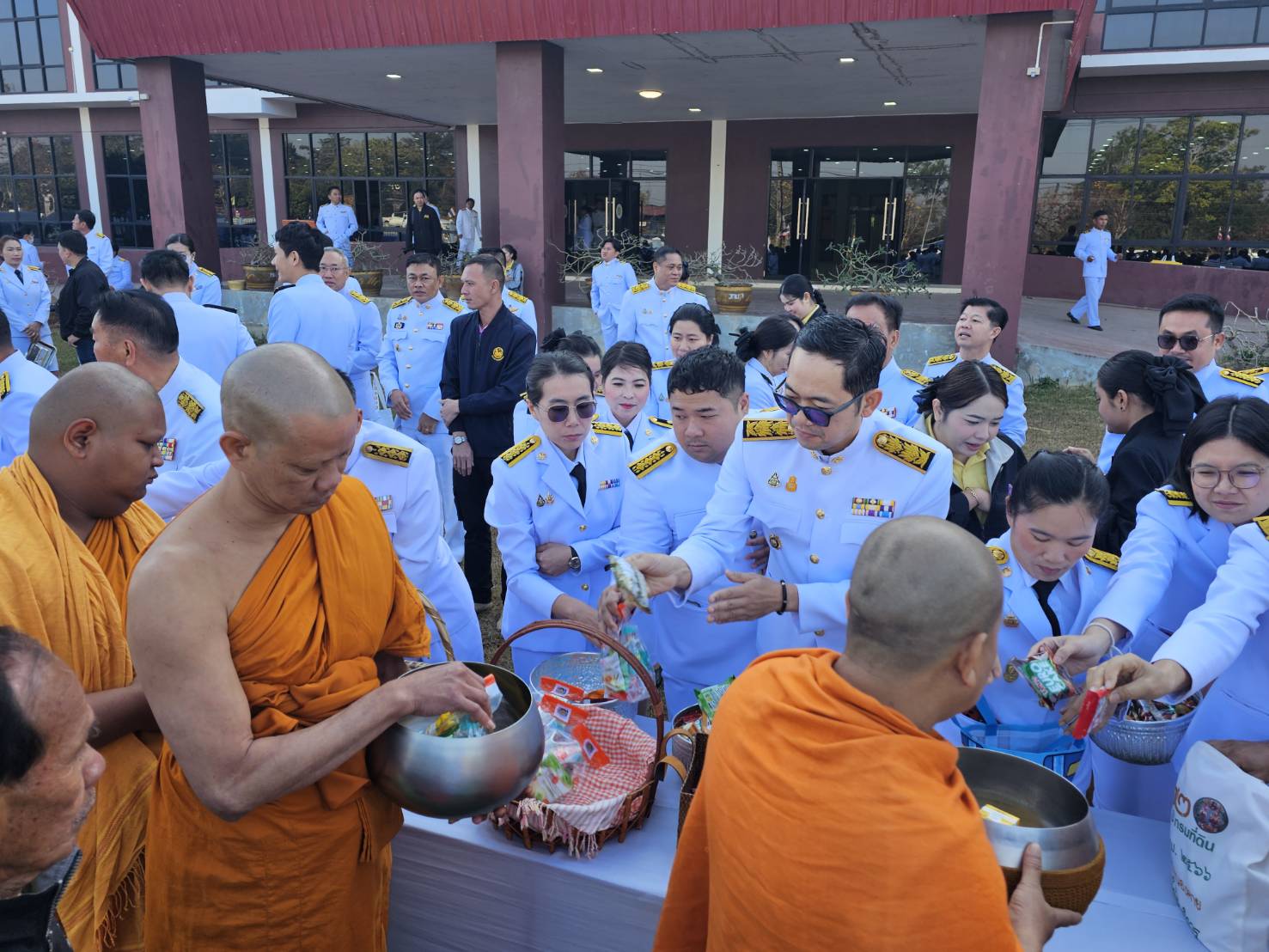 พช.หนองคาย ร่วมพิธีเจริญพระพุทธมนต์ พิธีทางศาสนามหามงคล และทำบุญตักบาตรถวายพระราชกุศล เพื่อเฉลิมพระเกียรติพระบาทสมเด็จพระเจ้าอยู่หัว เนื่องในโอกาสพระราชพิธีสมมงคลพระชนมายุเท่าพระบาทสมเด็จพระพุทธยอดฟ้าจุฬาโลกมหาราช สมเด็จพระปฐมบรมกษัตริยาธิราช แห่งพระราชวงศ์จักรี พุทธศักราช 2568