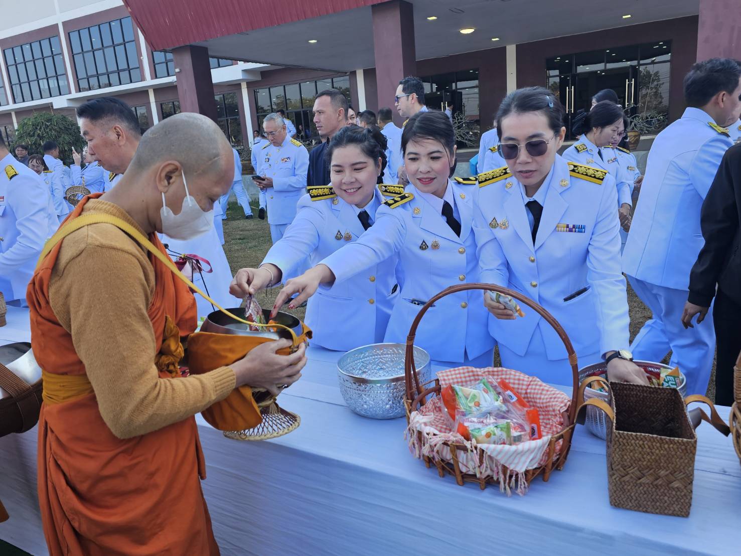 พช.หนองคาย ร่วมพิธีเจริญพระพุทธมนต์ พิธีทางศาสนามหามงคล และทำบุญตักบาตรถวายพระราชกุศล เพื่อเฉลิมพระเกียรติพระบาทสมเด็จพระเจ้าอยู่หัว เนื่องในโอกาสพระราชพิธีสมมงคลพระชนมายุเท่าพระบาทสมเด็จพระพุทธยอดฟ้าจุฬาโลกมหาราช สมเด็จพระปฐมบรมกษัตริยาธิราช แห่งพระราชวงศ์จักรี พุทธศักราช 2568