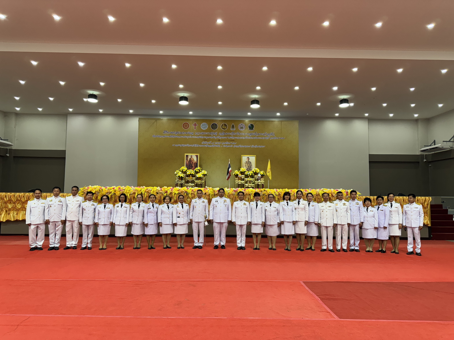 พช.หนองคาย ร่วมพิธีเจริญพระพุทธมนต์ พิธีทางศาสนามหามงคล และทำบุญตักบาตรถวายพระราชกุศล เพื่อเฉลิมพระเกียรติพระบาทสมเด็จพระเจ้าอยู่หัว เนื่องในโอกาสพระราชพิธีสมมงคลพระชนมายุเท่าพระบาทสมเด็จพระพุทธยอดฟ้าจุฬาโลกมหาราช สมเด็จพระปฐมบรมกษัตริยาธิราช แห่งพระราชวงศ์จักรี พุทธศักราช 2568