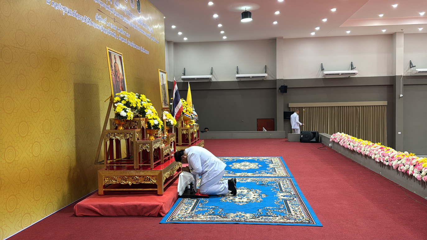 พช.หนองคาย ร่วมพิธีเจริญพระพุทธมนต์ พิธีทางศาสนามหามงคล และทำบุญตักบาตรถวายพระราชกุศล เพื่อเฉลิมพระเกียรติพระบาทสมเด็จพระเจ้าอยู่หัว เนื่องในโอกาสพระราชพิธีสมมงคลพระชนมายุเท่าพระบาทสมเด็จพระพุทธยอดฟ้าจุฬาโลกมหาราช สมเด็จพระปฐมบรมกษัตริยาธิราช แห่งพระราชวงศ์จักรี พุทธศักราช 2568