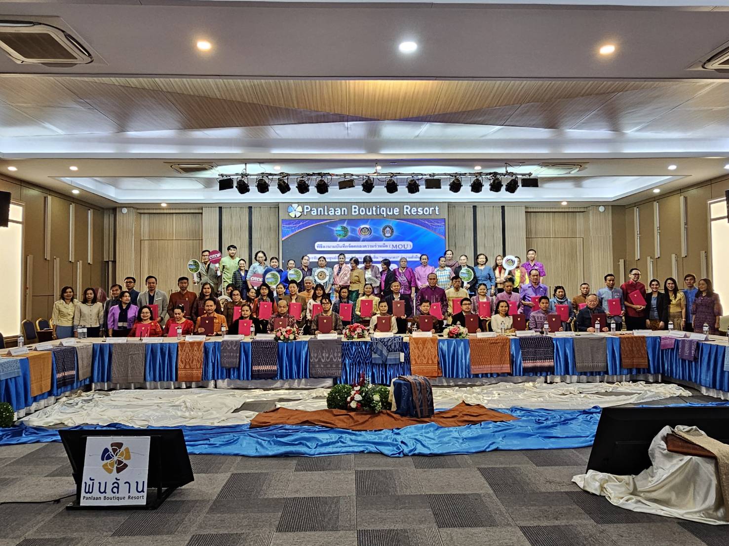 พช.หนองคาย จับมือ 34 หน่วยงาน ร่วมลงนาม MOU ดันศูนย์สืบสานภูมิปัญญาผ้าพื้นถิ่น “พญานาคา“ สู่ความยั่งยืน