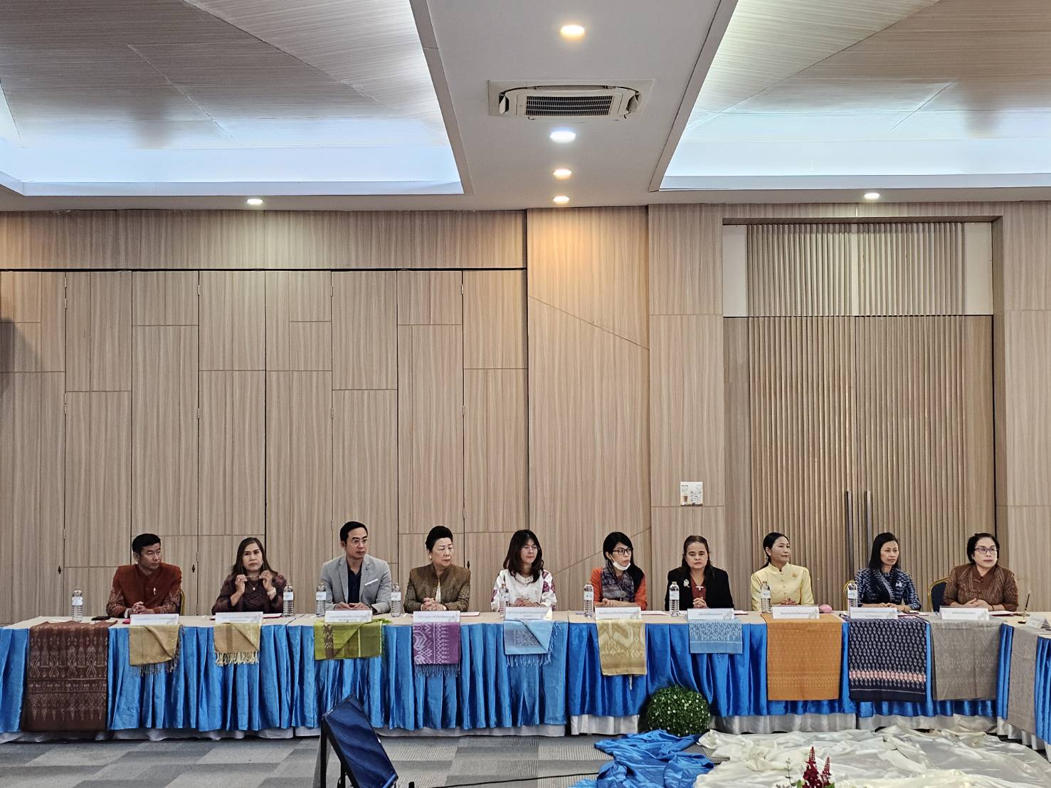 พช.หนองคาย จับมือ 34 หน่วยงาน ร่วมลงนาม MOU ดันศูนย์สืบสานภูมิปัญญาผ้าพื้นถิ่น “พญานาคา“ สู่ความยั่งยืน