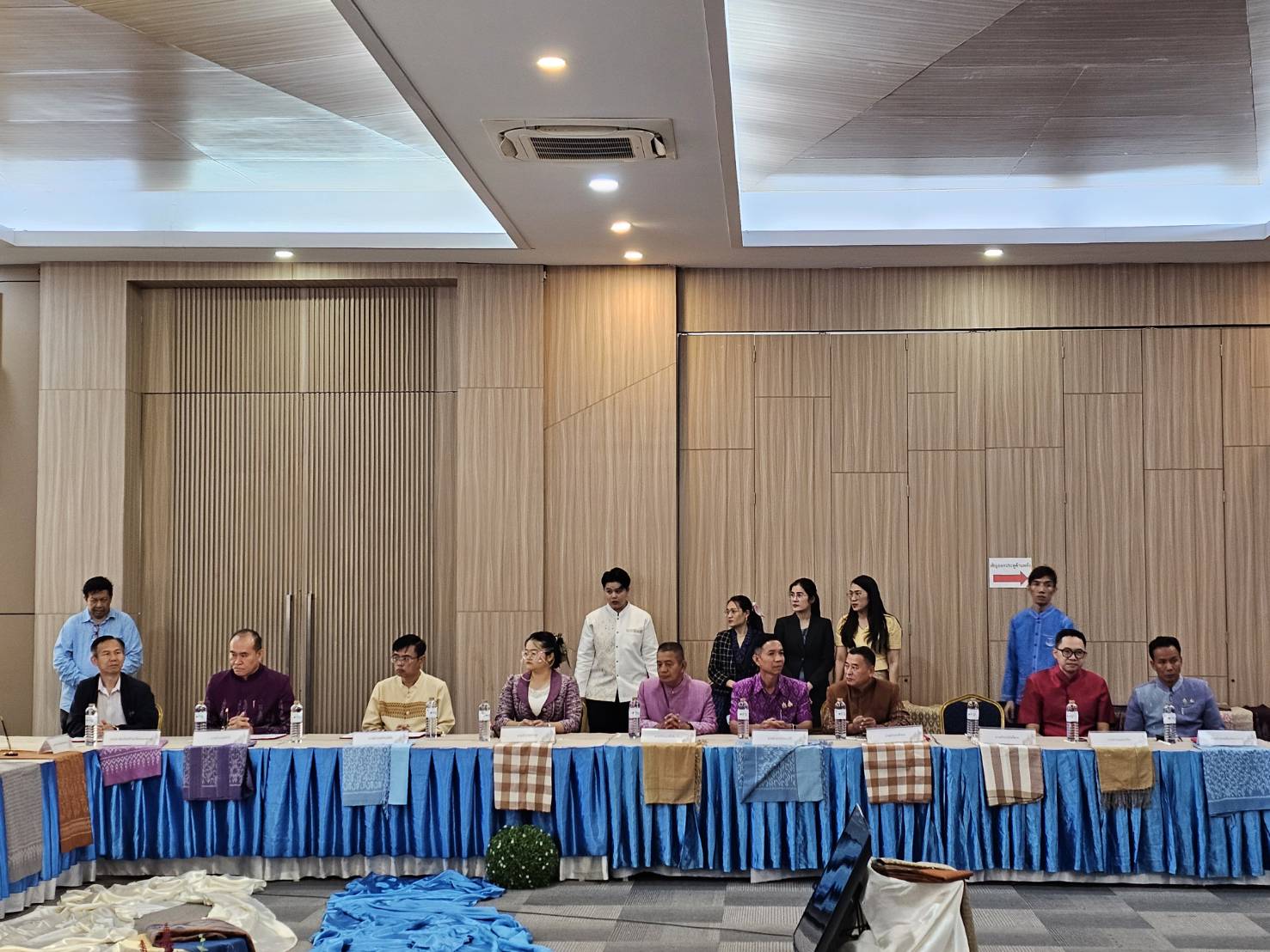 พช.หนองคาย จับมือ 34 หน่วยงาน ร่วมลงนาม MOU ดันศูนย์สืบสานภูมิปัญญาผ้าพื้นถิ่น “พญานาคา“ สู่ความยั่งยืน