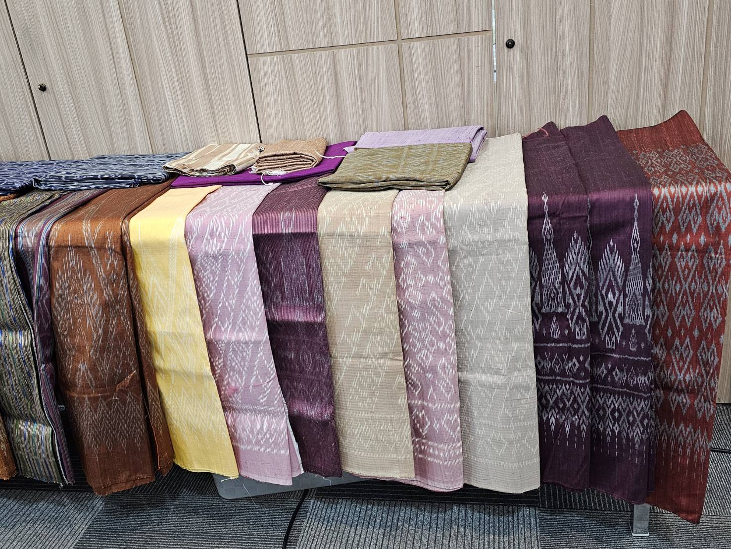 พช.หนองคาย จับมือ 34 หน่วยงาน ร่วมลงนาม MOU ดันศูนย์สืบสานภูมิปัญญาผ้าพื้นถิ่น “พญานาคา“ สู่ความยั่งยืน