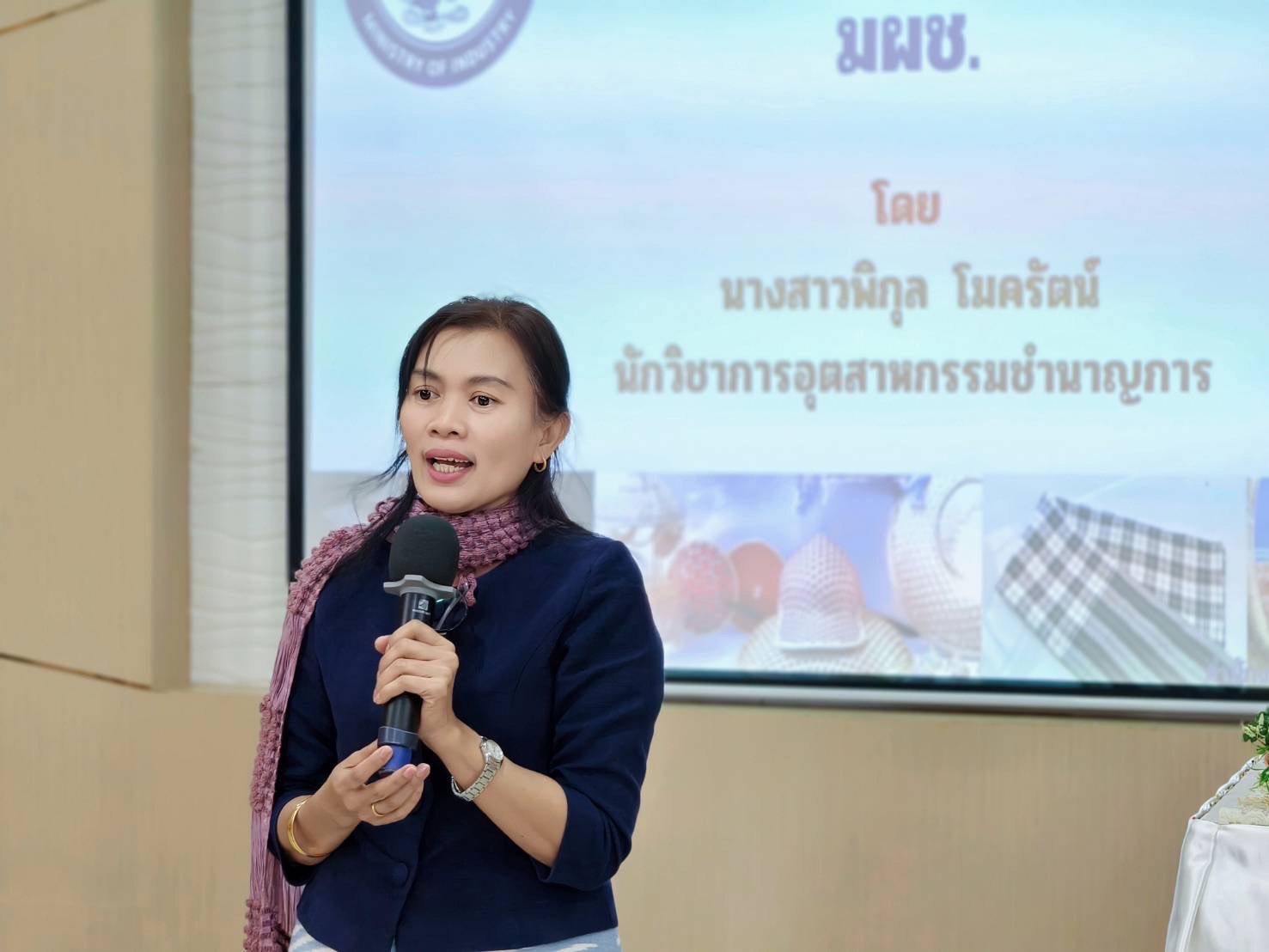 พช.หนองคาย ดำเนินโครงการพัฒนาผลิตภัณฑ์ OTOP กลุ่มปรับตัว สู่การพัฒนา (Quadrant D) ให้มีคุณภาพมาตรฐาน เพื่อสร้างงาน สร้างอาชีพ สร้างรายได้ให้คนในชุมชน มีคุณภาพชีวิตที่ดี