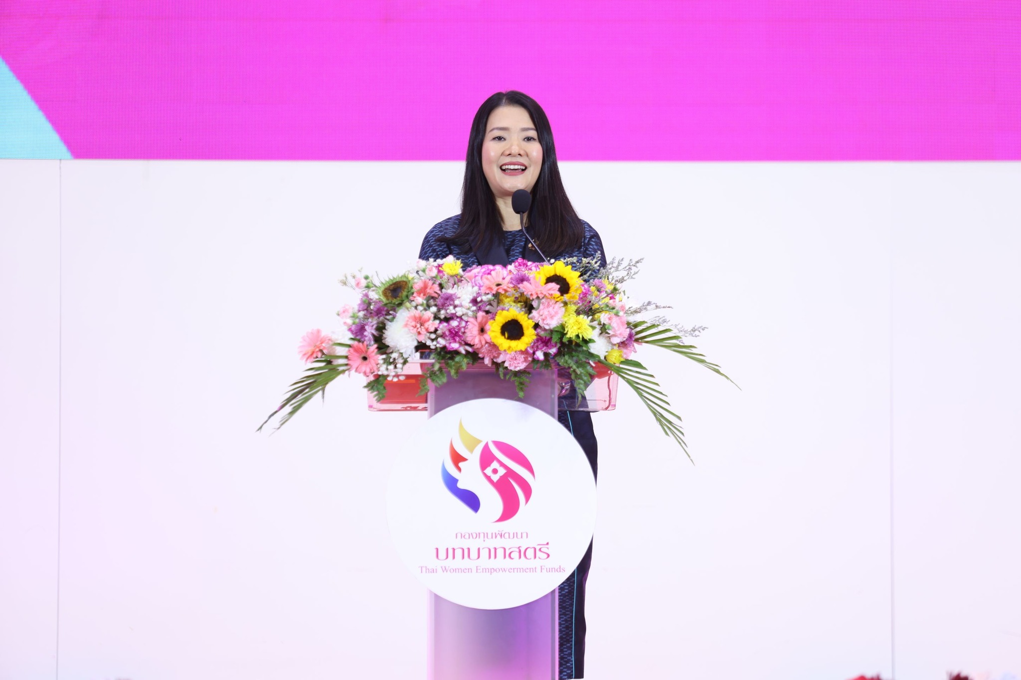 พช.หนองคาย นำทีมสตรี ร่วมเวทีร่วมคิด ร่วมสร้าง สานพลังสตรี 4 ภาค รุ่นที่ 1 จ.อุดรธานี เดินหน้าขับเคลื่อนกองทุนพัฒนาบทบาทสตรีสู่ความยั่งยืน