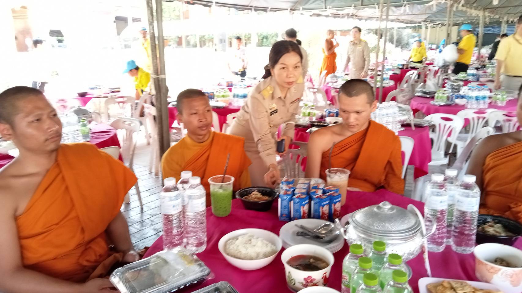 พช.หนองคาย ร่วมพิธีถวายภัตตาหารพระราชทานแด่พระภิกษุ สามเณร ในการสอบบาลีสนามหลวง ปี 2568