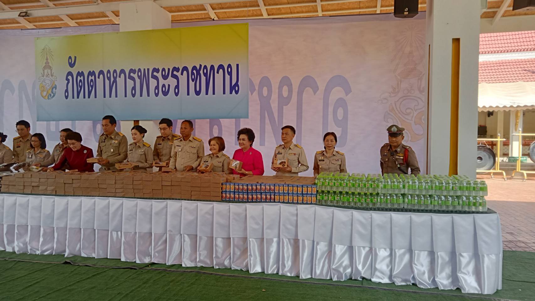 พช.หนองคาย ร่วมพิธีถวายภัตตาหารพระราชทานแด่พระภิกษุ สามเณร ในการสอบบาลีสนามหลวง ปี 2568 วันที่ 2