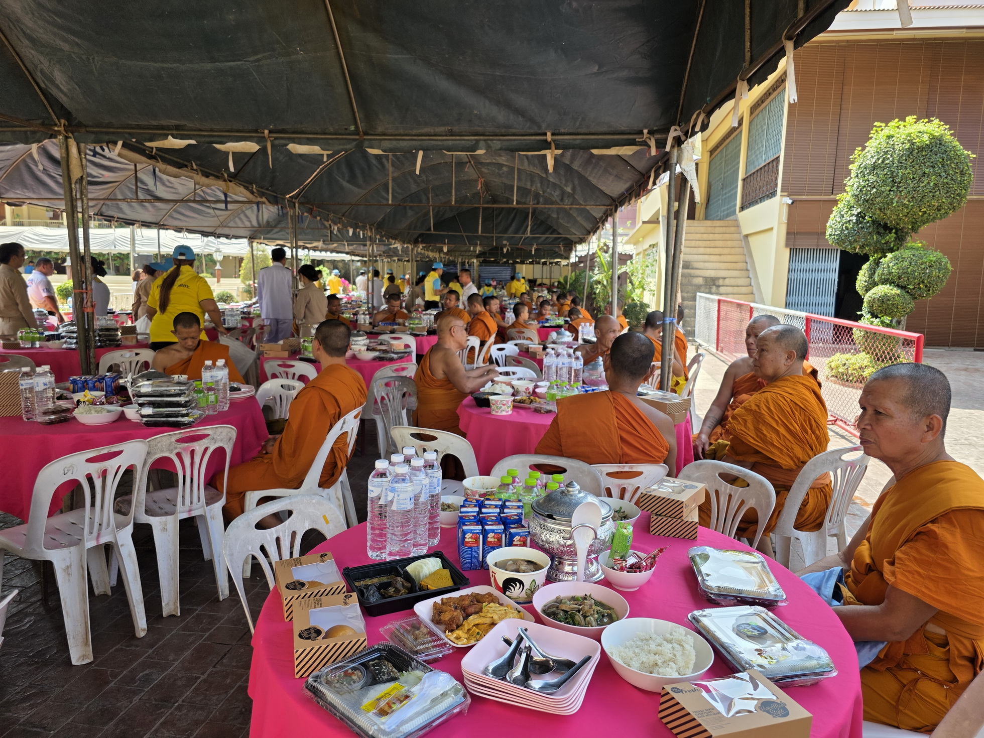พช.หนองคาย ร่วมพิธีถวายภัตตาหารพระราชทานแด่พระภิกษุ สามเณร ในการสอบบาลีสนามหลวง ปี 2568