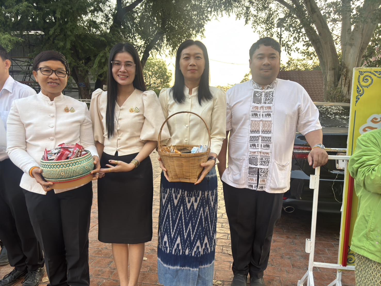 พช.หนองคาย ร่วมทำบุญตักบาตรและเวียนเทียน เนื่องในวันมาฆบูชา ปี 2568