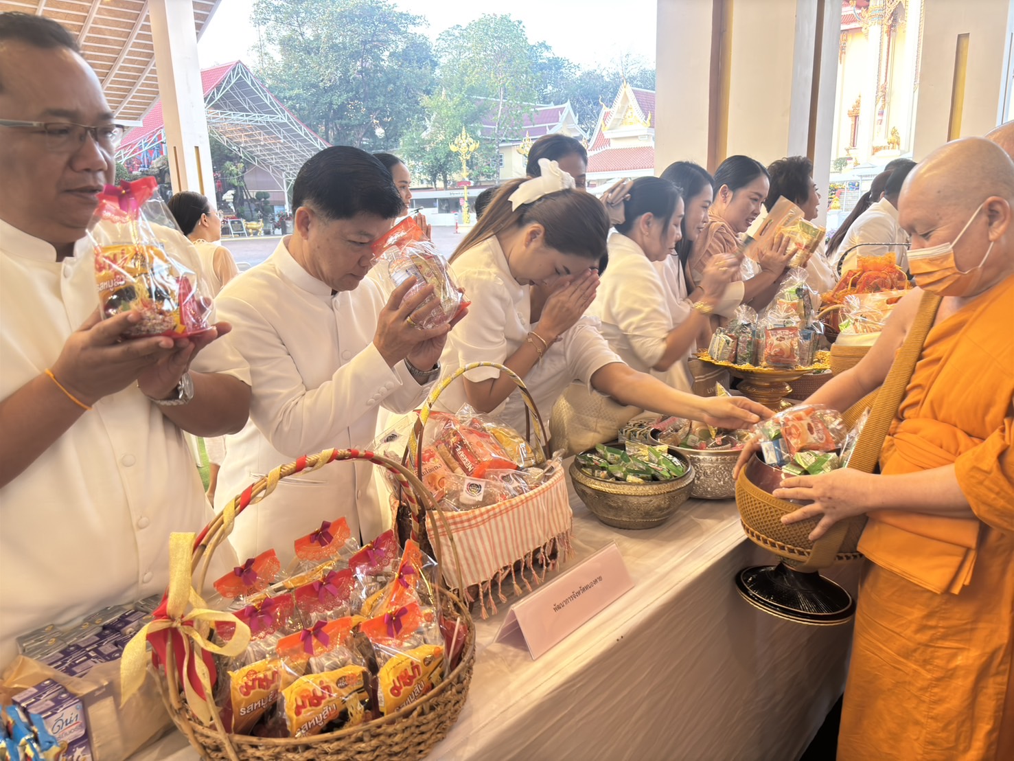 พช.หนองคาย ร่วมทำบุญตักบาตรและเวียนเทียน เนื่องในวันมาฆบูชา ปี 2568