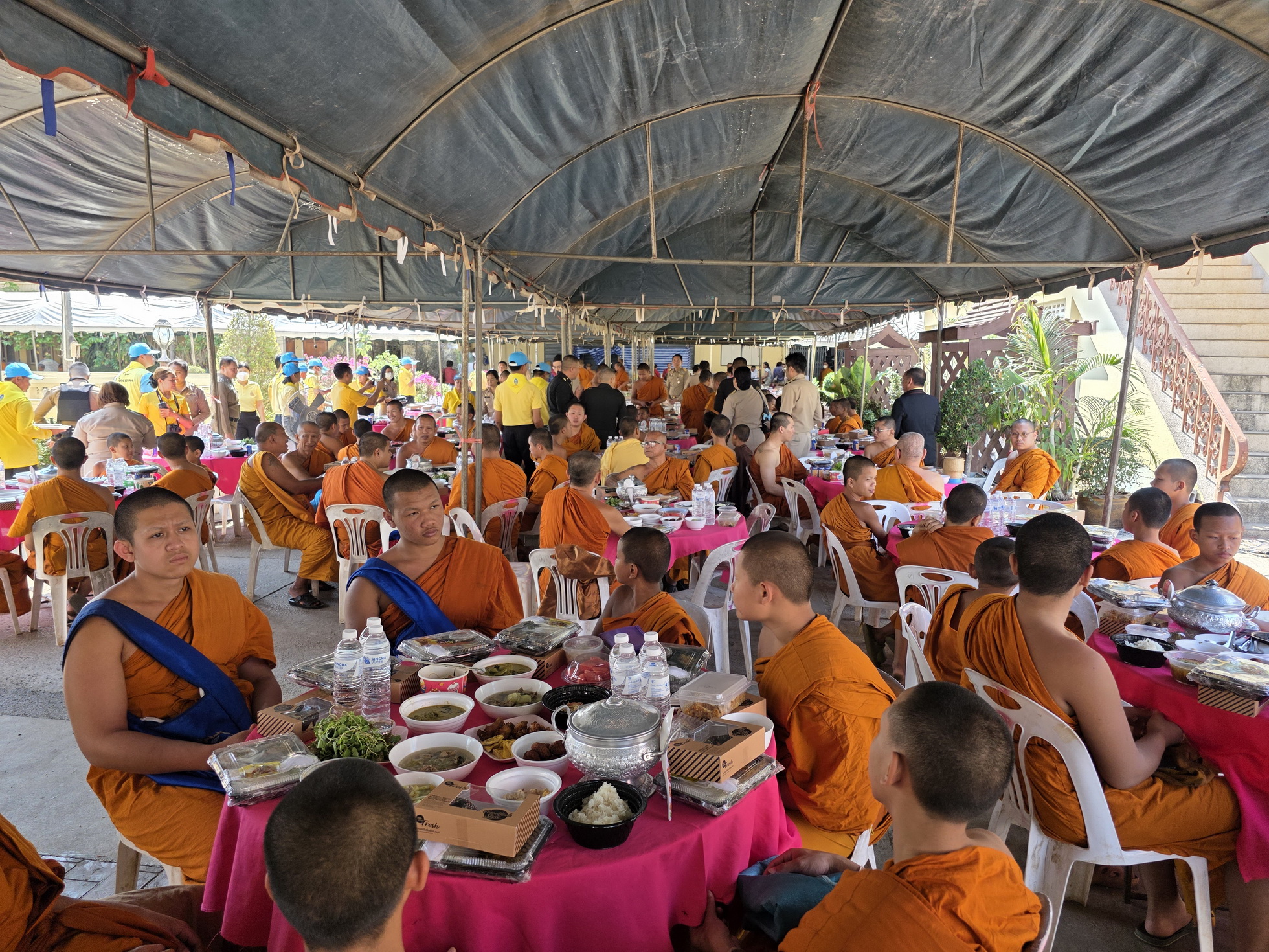พช.หนองคาย ร่วมพิธีถวายภัตตาหารพระราชทานแด่พระภิกษุ สามเณร ในการสอบบาลีสนามหลวง ปี 2568 วันที่ 2
