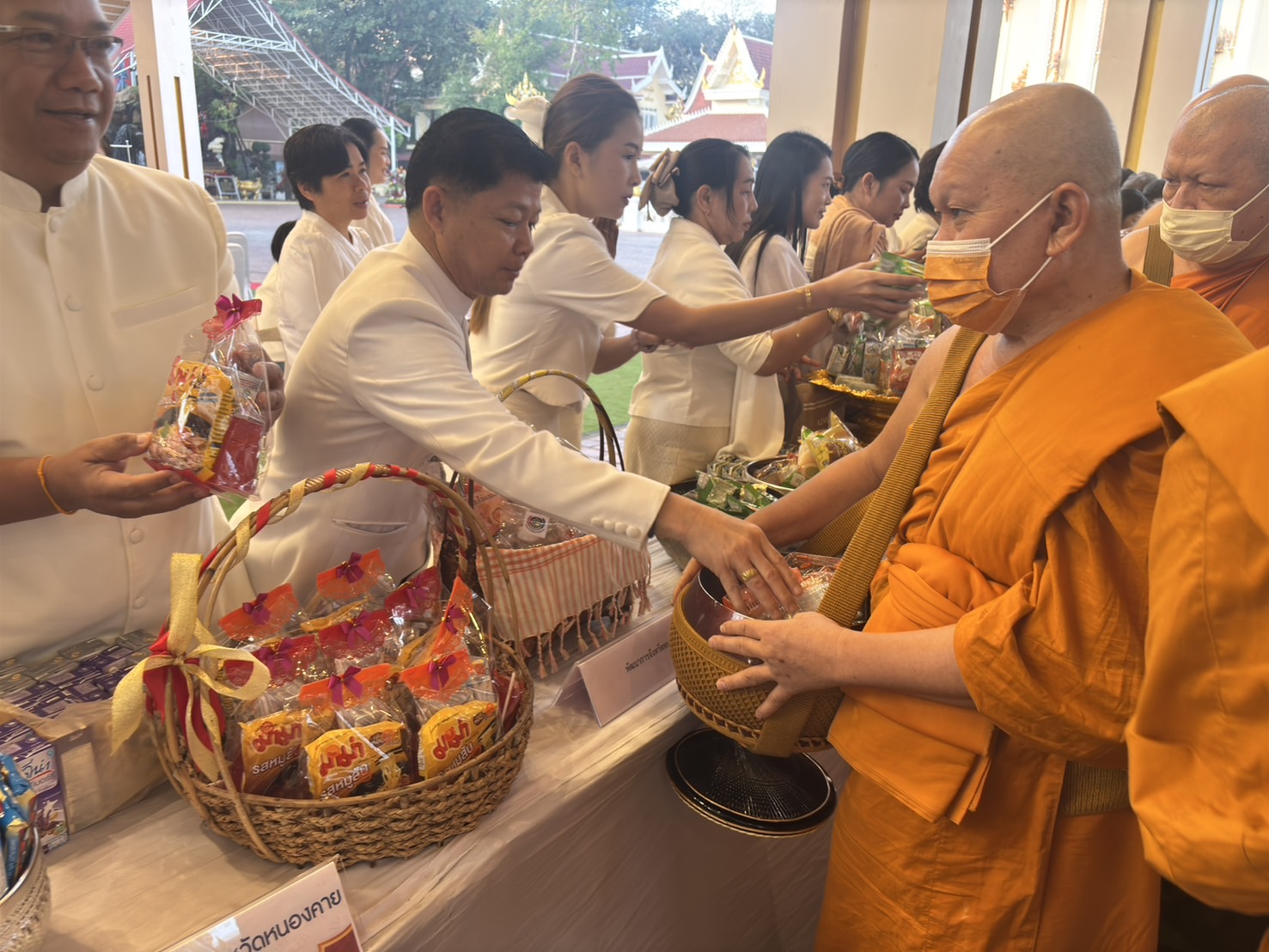 พช.หนองคาย ร่วมทำบุญตักบาตรและเวียนเทียน เนื่องในวันมาฆบูชา ปี 2568