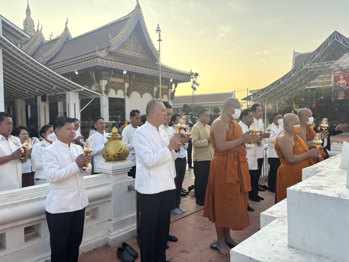 พช.หนองคาย ร่วมทำบุญตักบาตรและเวียนเทียน เนื่องในวันมาฆบูชา ปี 2568
