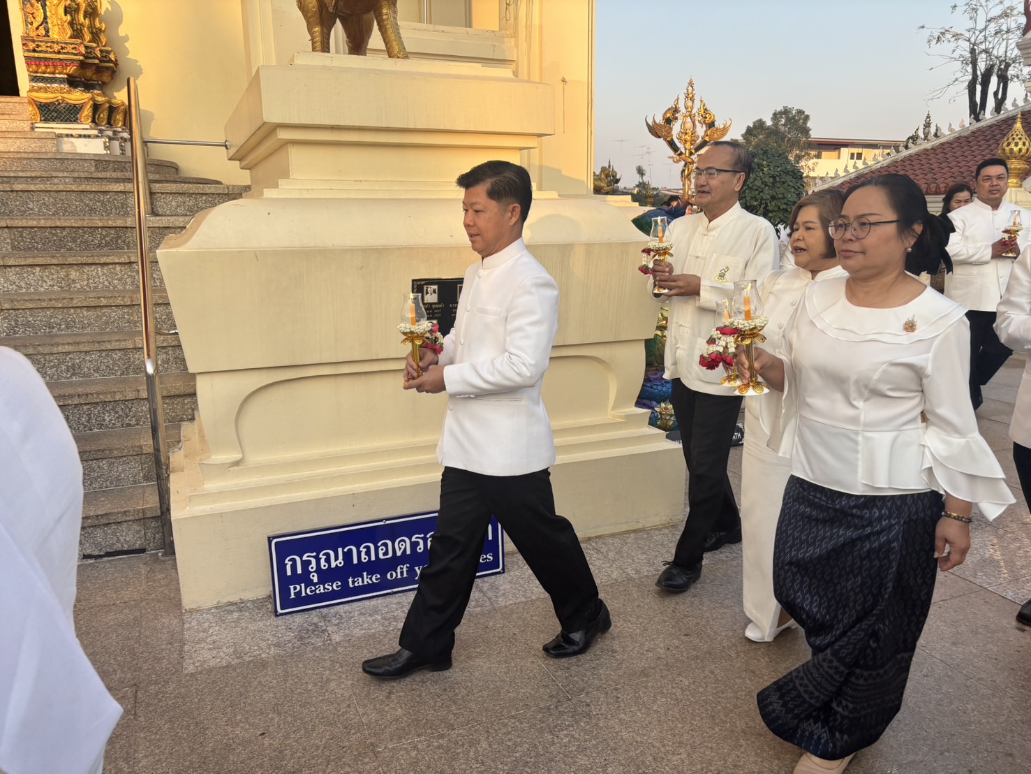 พช.หนองคาย ร่วมทำบุญตักบาตรและเวียนเทียน เนื่องในวันมาฆบูชา ปี 2568