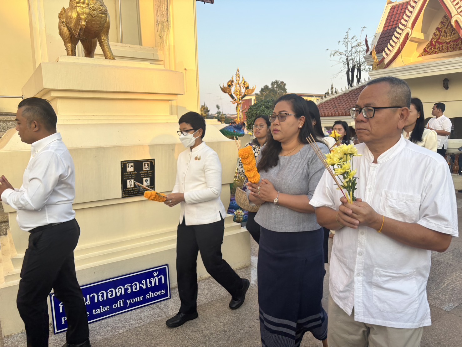 พช.หนองคาย ร่วมทำบุญตักบาตรและเวียนเทียน เนื่องในวันมาฆบูชา ปี 2568