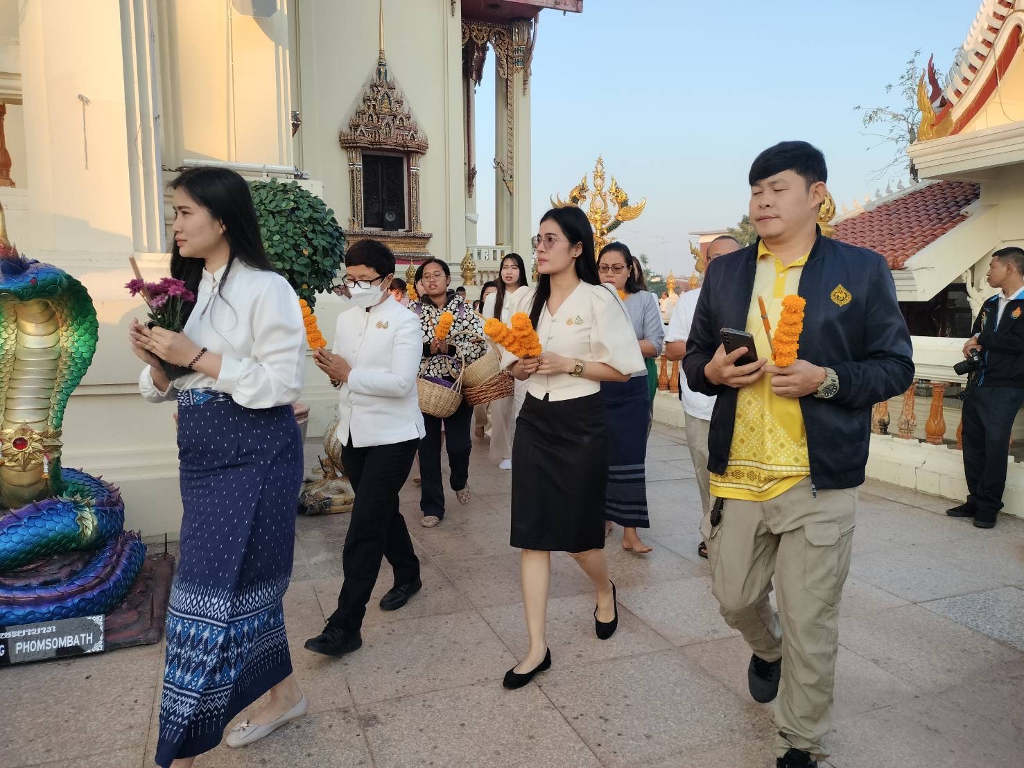พช.หนองคาย ร่วมทำบุญตักบาตรและเวียนเทียน เนื่องในวันมาฆบูชา ปี 2568