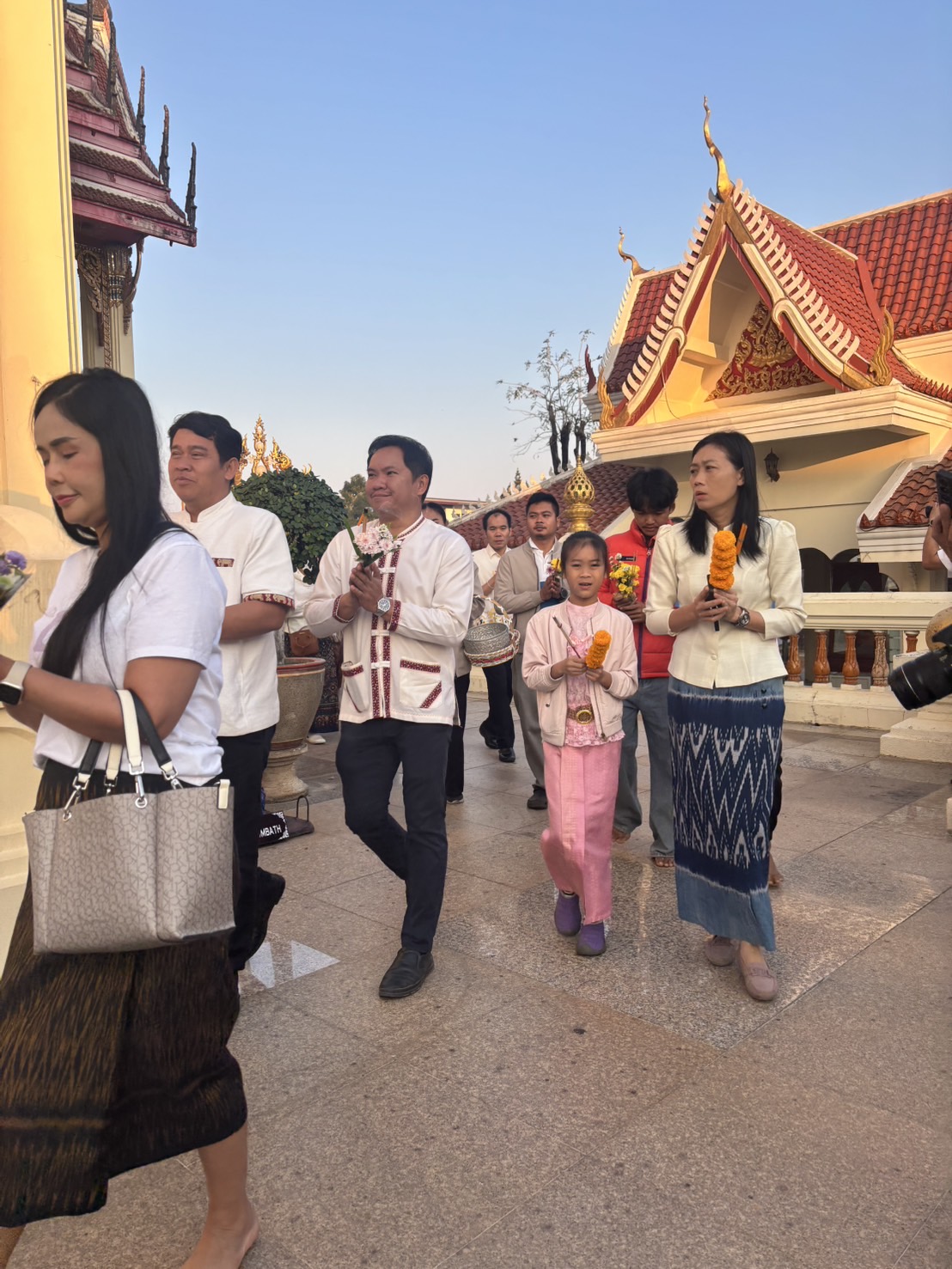 พช.หนองคาย ร่วมทำบุญตักบาตรและเวียนเทียน เนื่องในวันมาฆบูชา ปี 2568