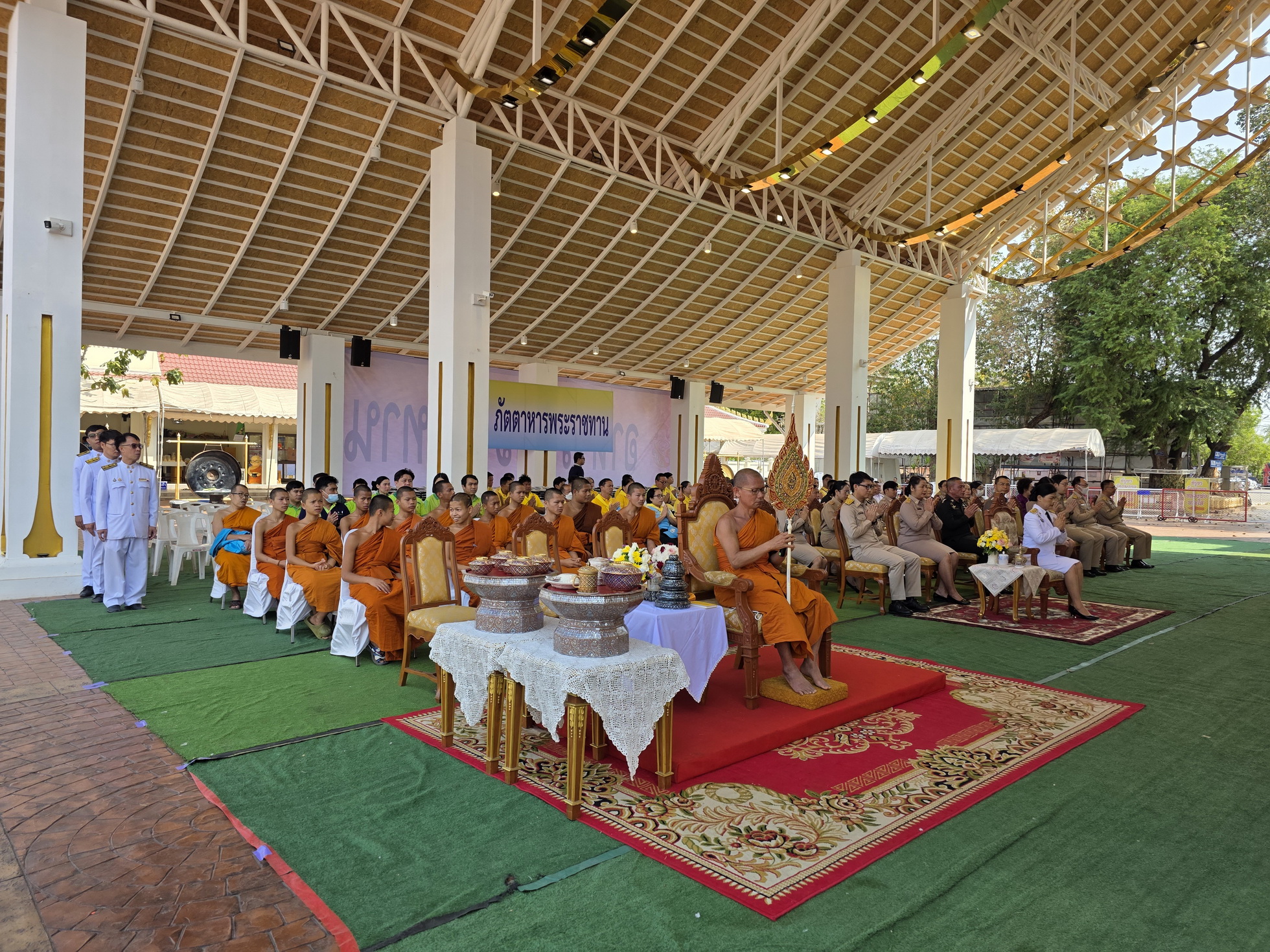 พช.หนองคาย ร่วมพิธีถวายภัตตาหารพระราชทานแด่พระภิกษุ สามเณร ในการสอบบาลีสนามหลวง ปี 2568