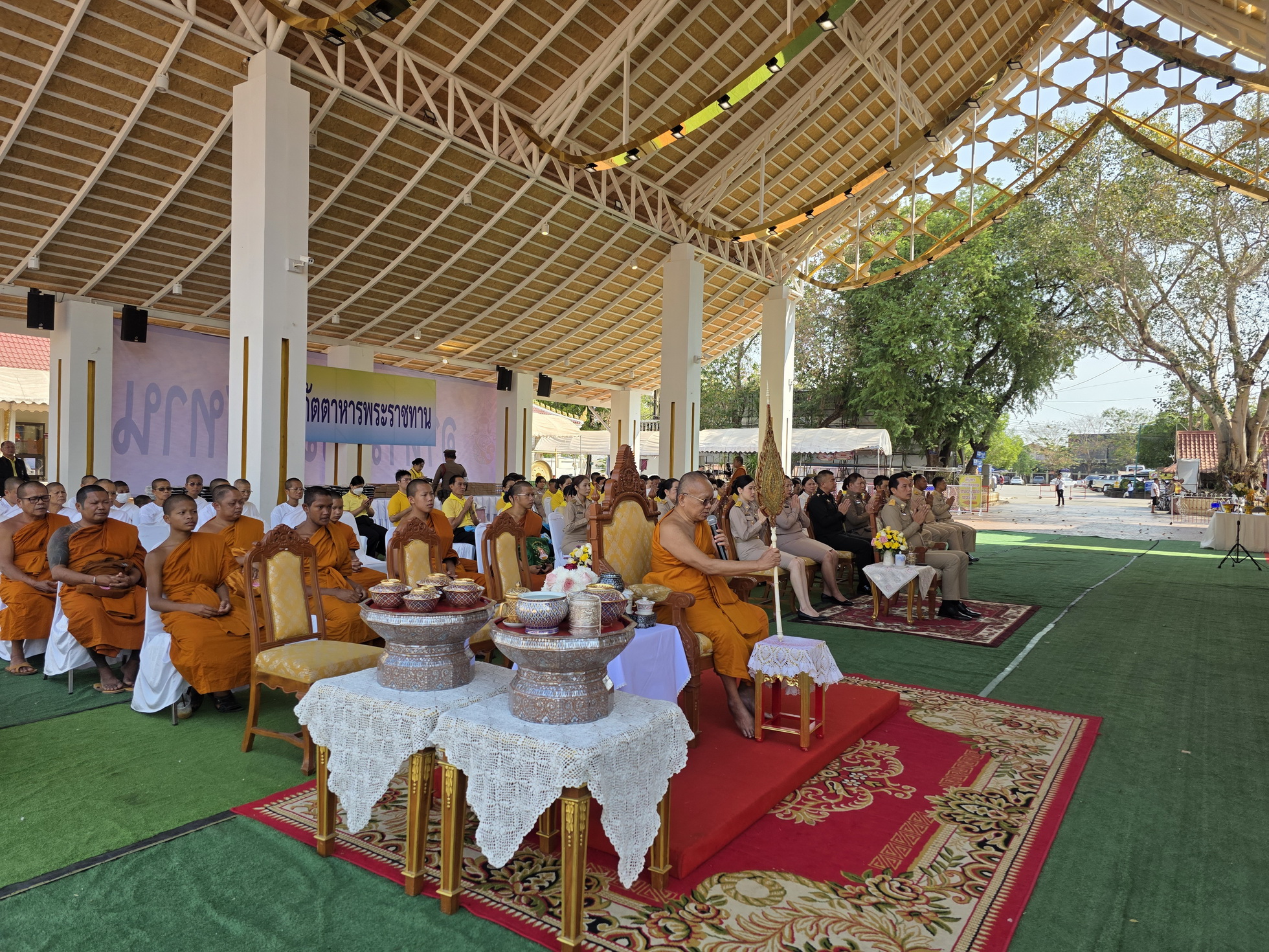 พช.หนองคาย ร่วมพิธีถวายภัตตาหารพระราชทานแด่พระภิกษุ สามเณร ในการสอบบาลีสนามหลวง ปี 2568 วันที่ 2