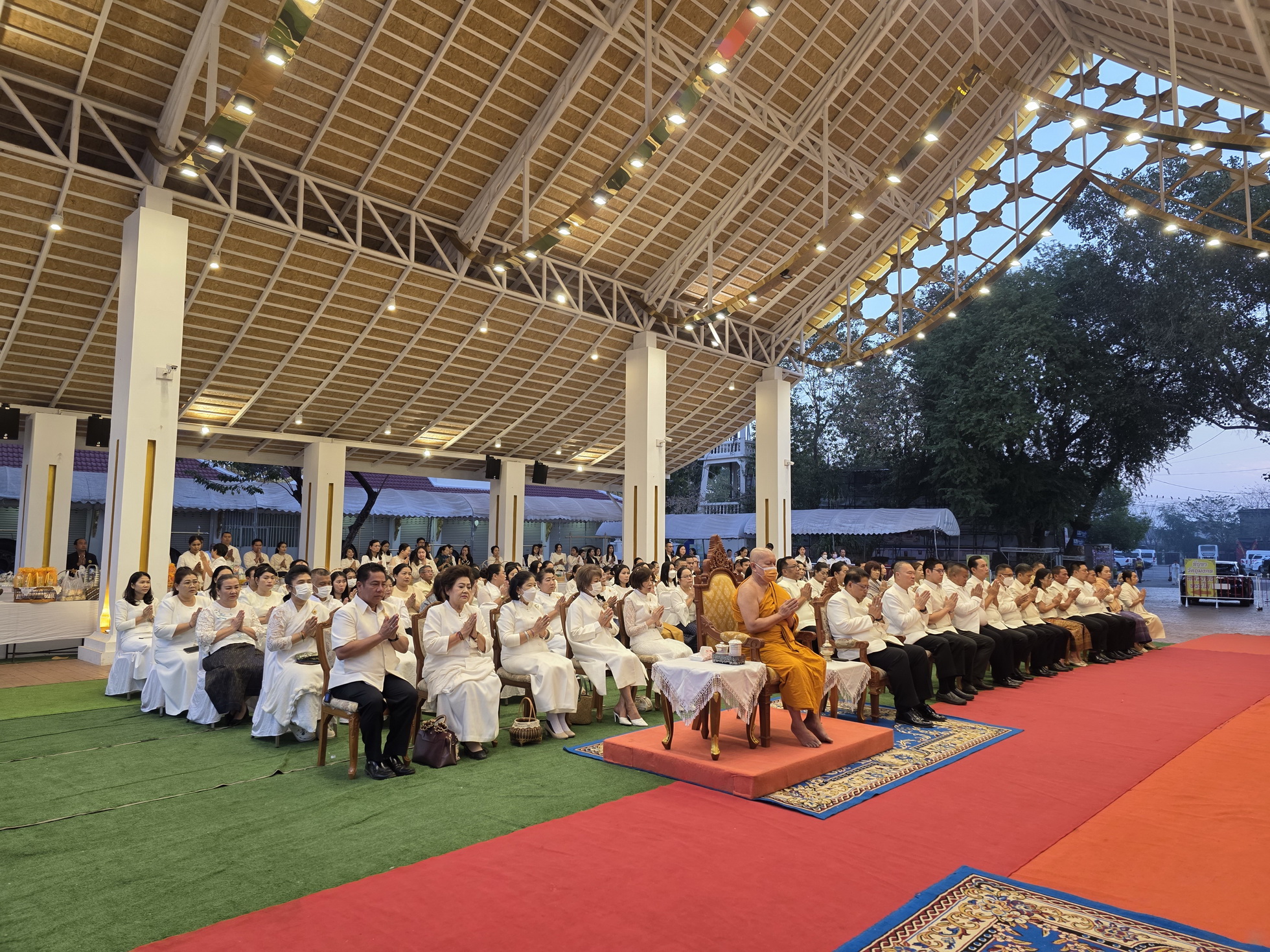 พช.หนองคาย ร่วมทำบุญตักบาตรและเวียนเทียน เนื่องในวันมาฆบูชา ปี 2568