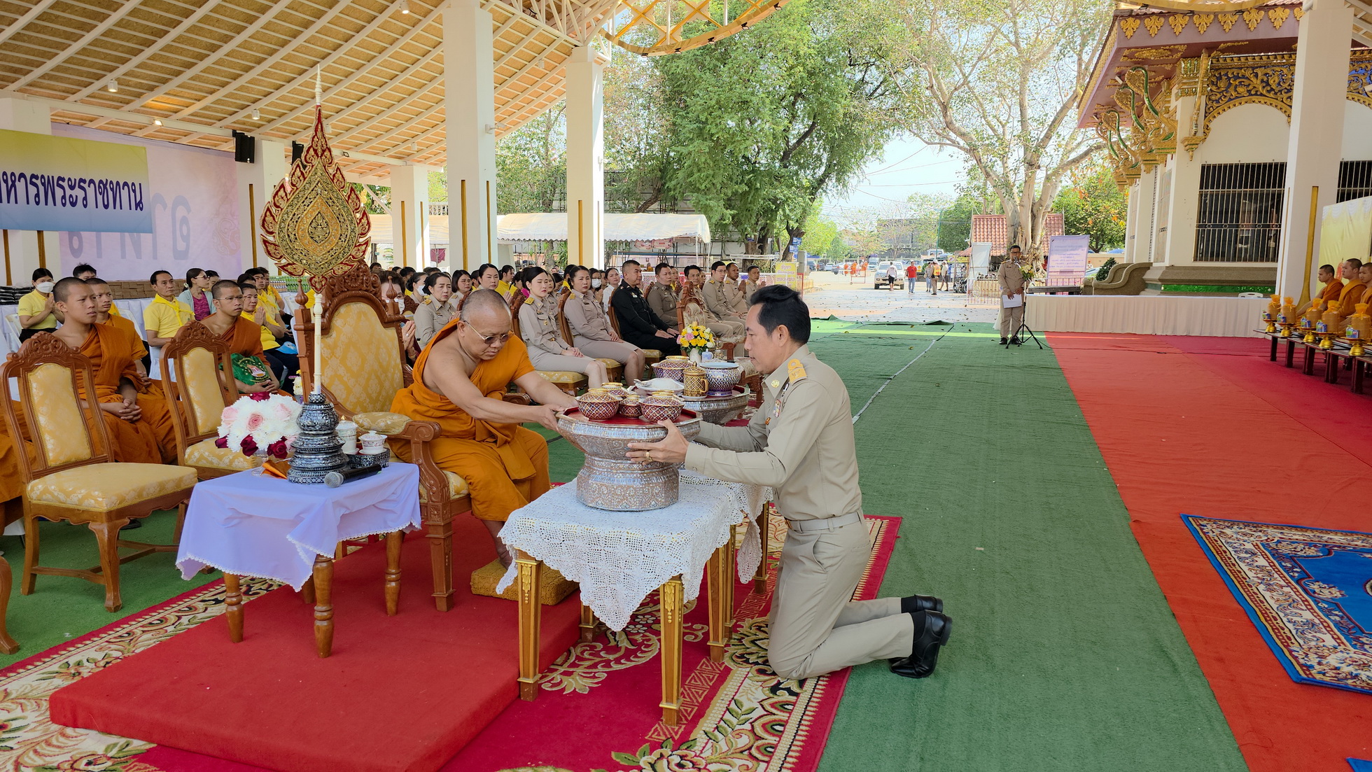 พช.หนองคาย ร่วมพิธีถวายภัตตาหารพระราชทานแด่พระภิกษุ สามเณร ในการสอบบาลีสนามหลวง ปี 2568 วันที่ 2