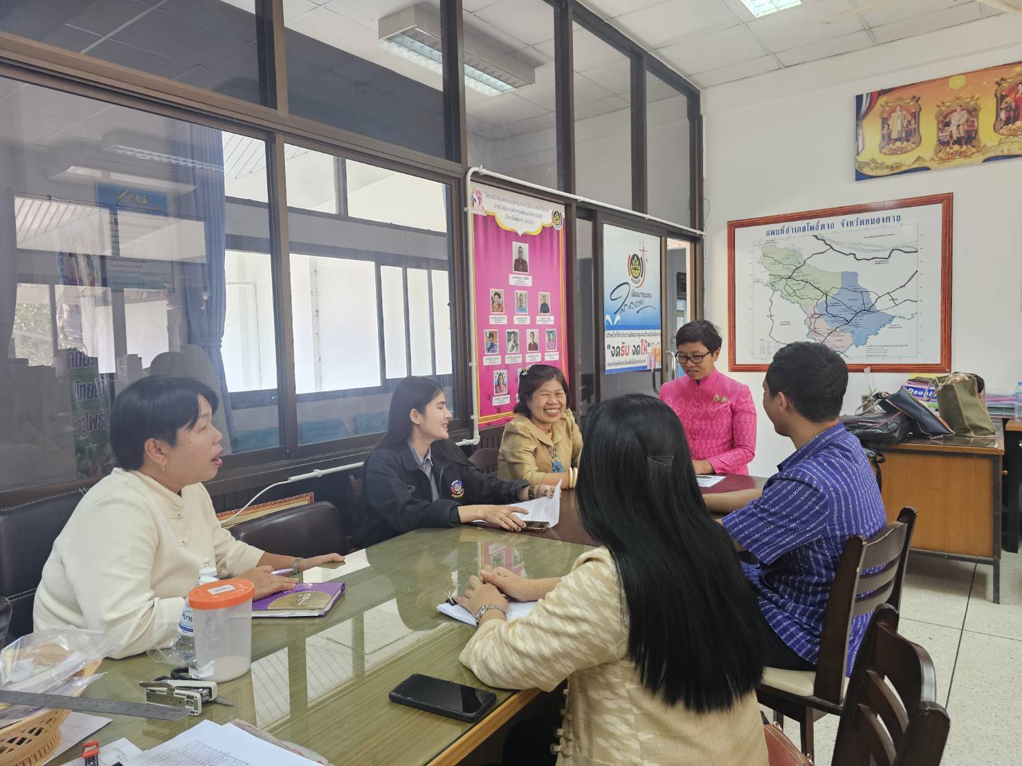 พช.หนองคาย ลงพื้นที่อำเภอโพธิ์ตาก ติดตาม จปฐ. 2568 พร้อมส่งมอบวัสดุ ตำบลสารสนเทศต้นแบบ กิจกรรมสนับสนุนประเด็นการพัฒนาคุณภาพชีวิต