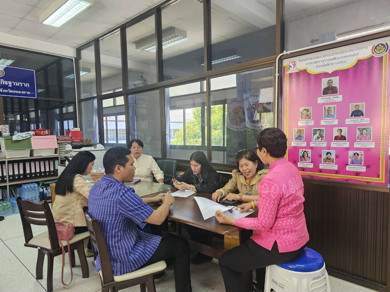 พช.หนองคาย ลงพื้นที่อำเภอโพธิ์ตาก ติดตาม จปฐ. 2568 พร้อมส่งมอบวัสดุ ตำบลสารสนเทศต้นแบบ กิจกรรมสนับสนุนประเด็นการพัฒนาคุณภาพชีวิต