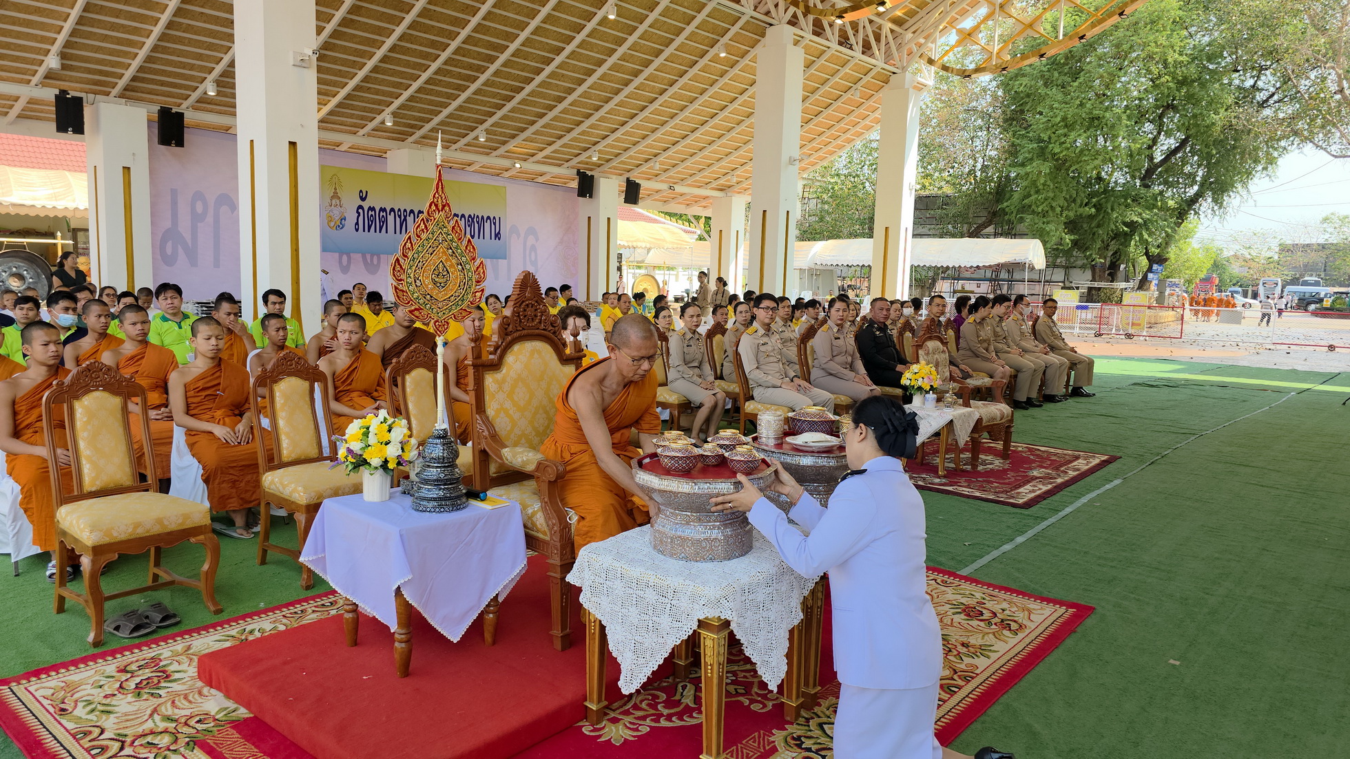 พช.หนองคาย ร่วมพิธีถวายภัตตาหารพระราชทานแด่พระภิกษุ สามเณร ในการสอบบาลีสนามหลวง ปี 2568