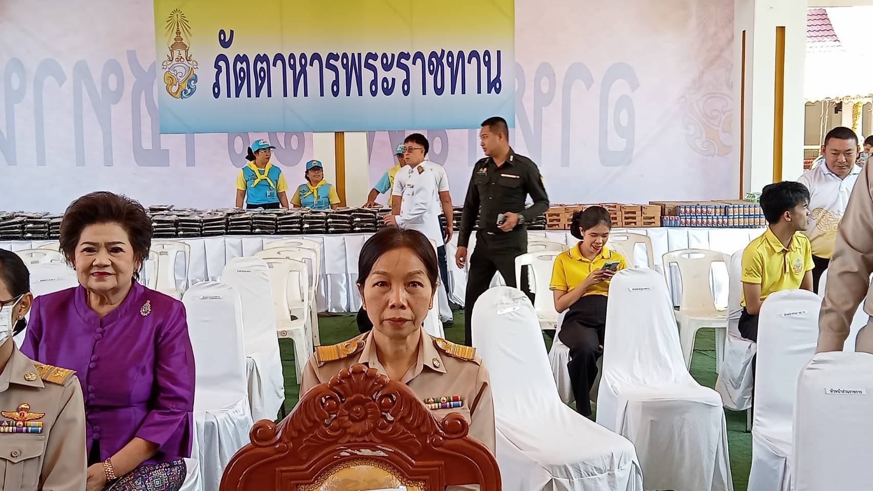 พช.หนองคาย ร่วมพิธีถวายภัตตาหารพระราชทานแด่พระภิกษุ สามเณร ในการสอบบาลีสนามหลวง ปี 2568