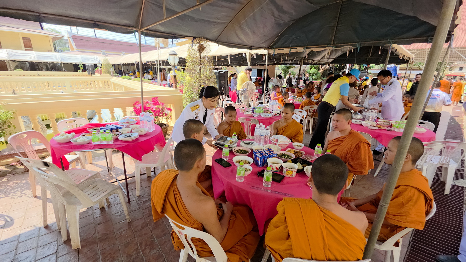 พช.หนองคาย ร่วมพิธีถวายภัตตาหารพระราชทานแด่พระภิกษุ สามเณร ในการสอบบาลีสนามหลวง ปี 2568